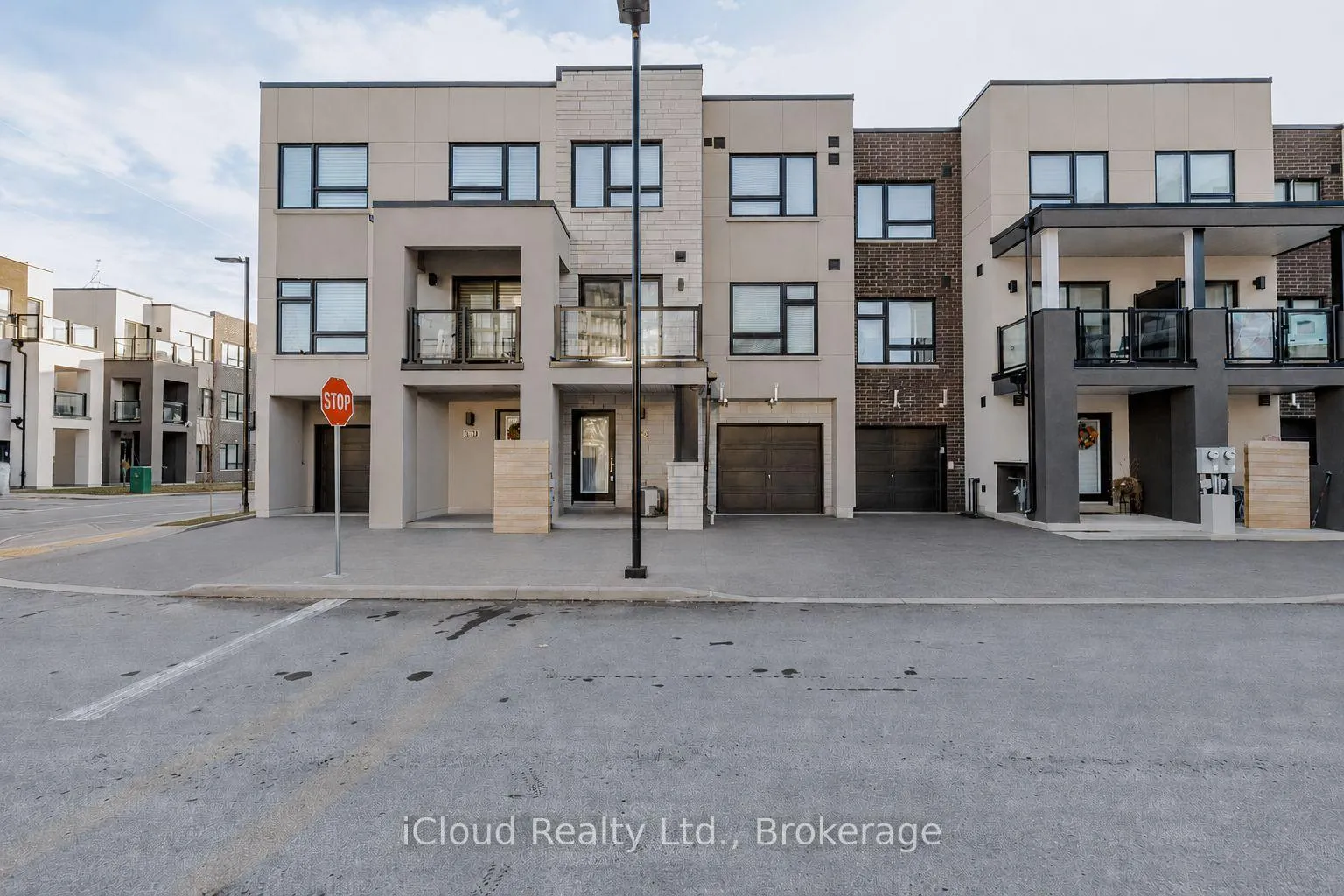 Photo 1 of Unit 69, 3189 Bastedo Common, Burlington, Alton — HOMEH