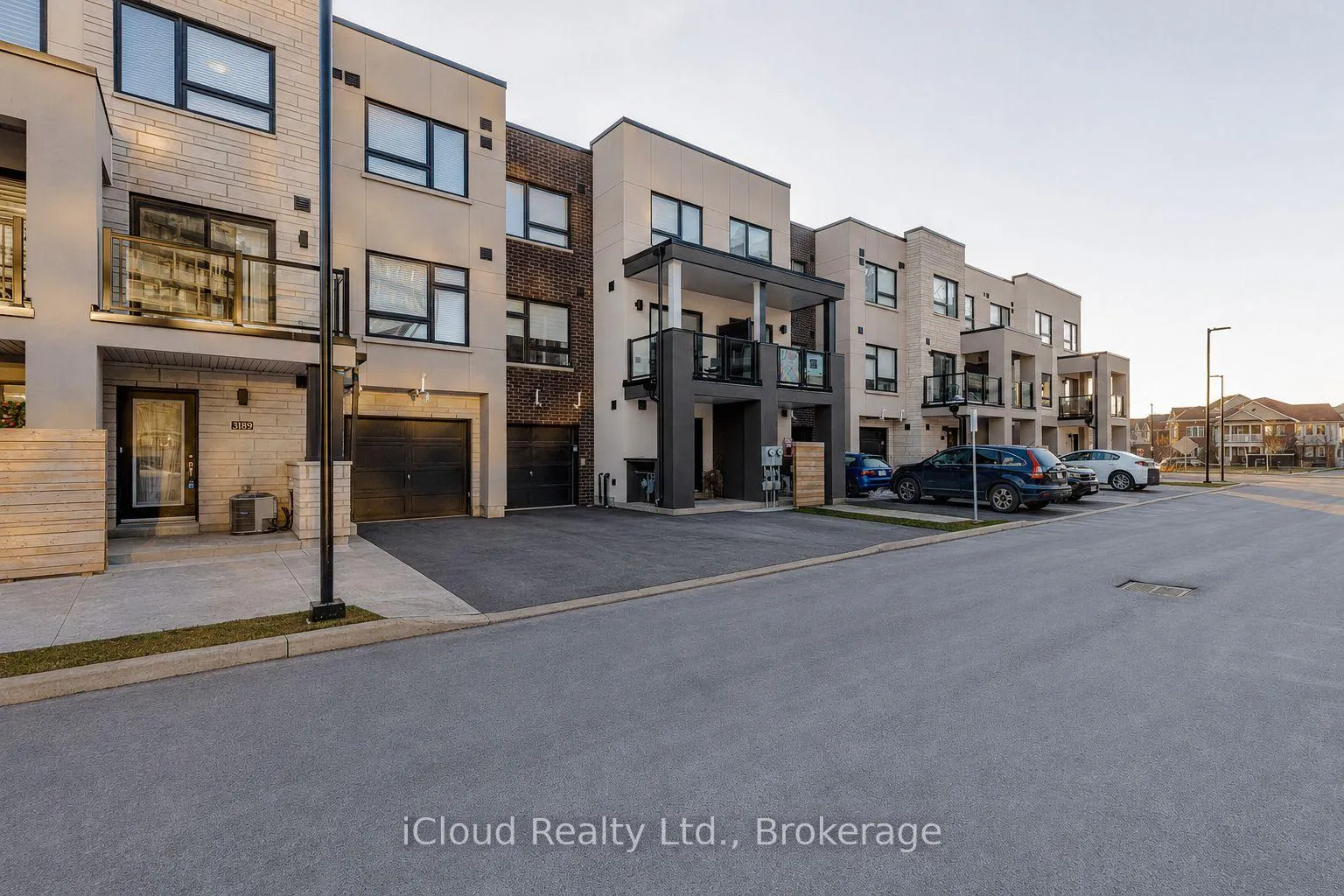 Photo 2 of Unit 69, 3189 Bastedo Common, Burlington, Alton — HOMEH