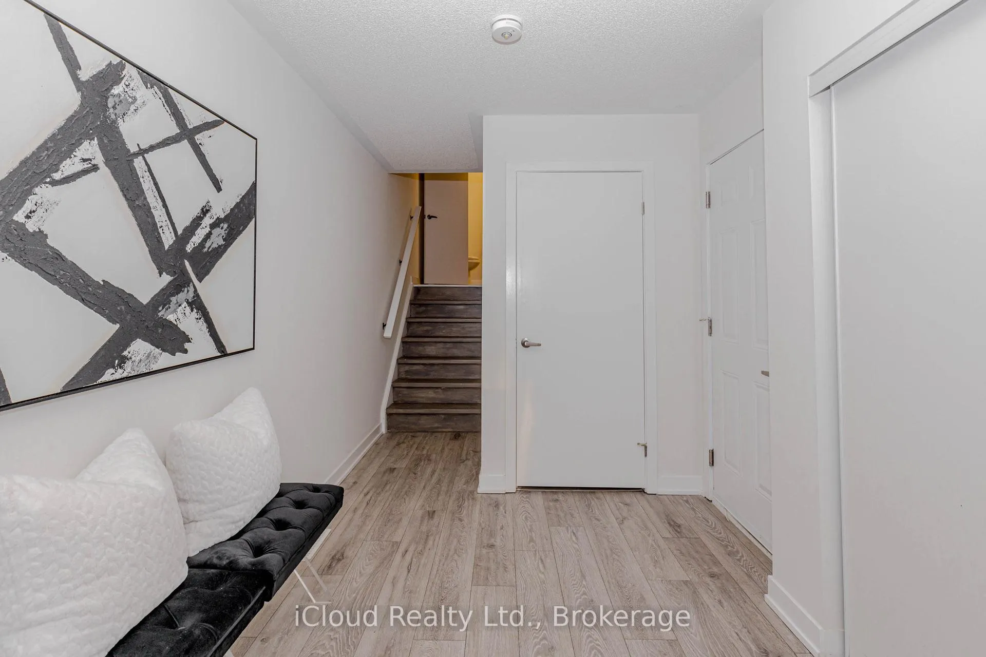 Photo 5 of Unit 69, 3189 Bastedo Common, Burlington, Alton — HOMEH