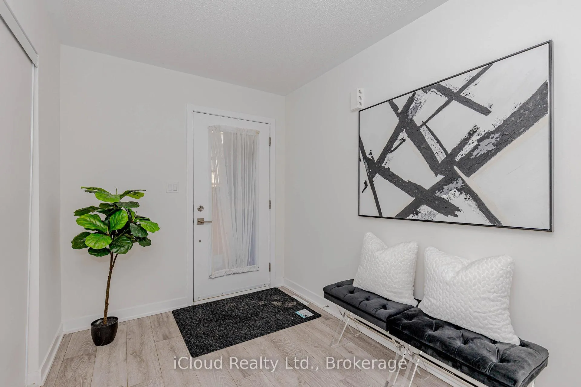 Photo 6 of Unit 69, 3189 Bastedo Common, Burlington, Alton — HOMEH