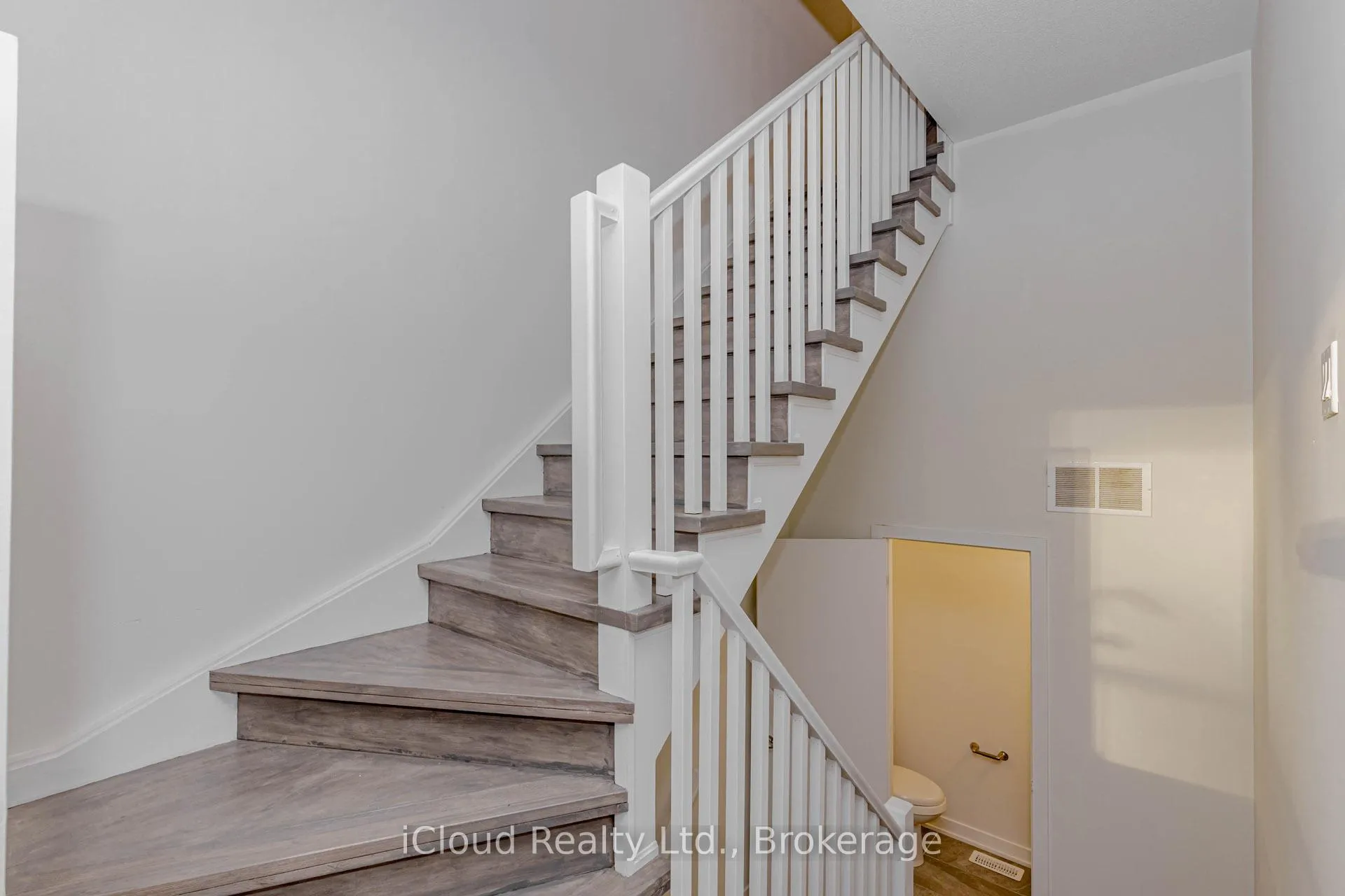 Photo 8 of Unit 69, 3189 Bastedo Common, Burlington, Alton — HOMEH