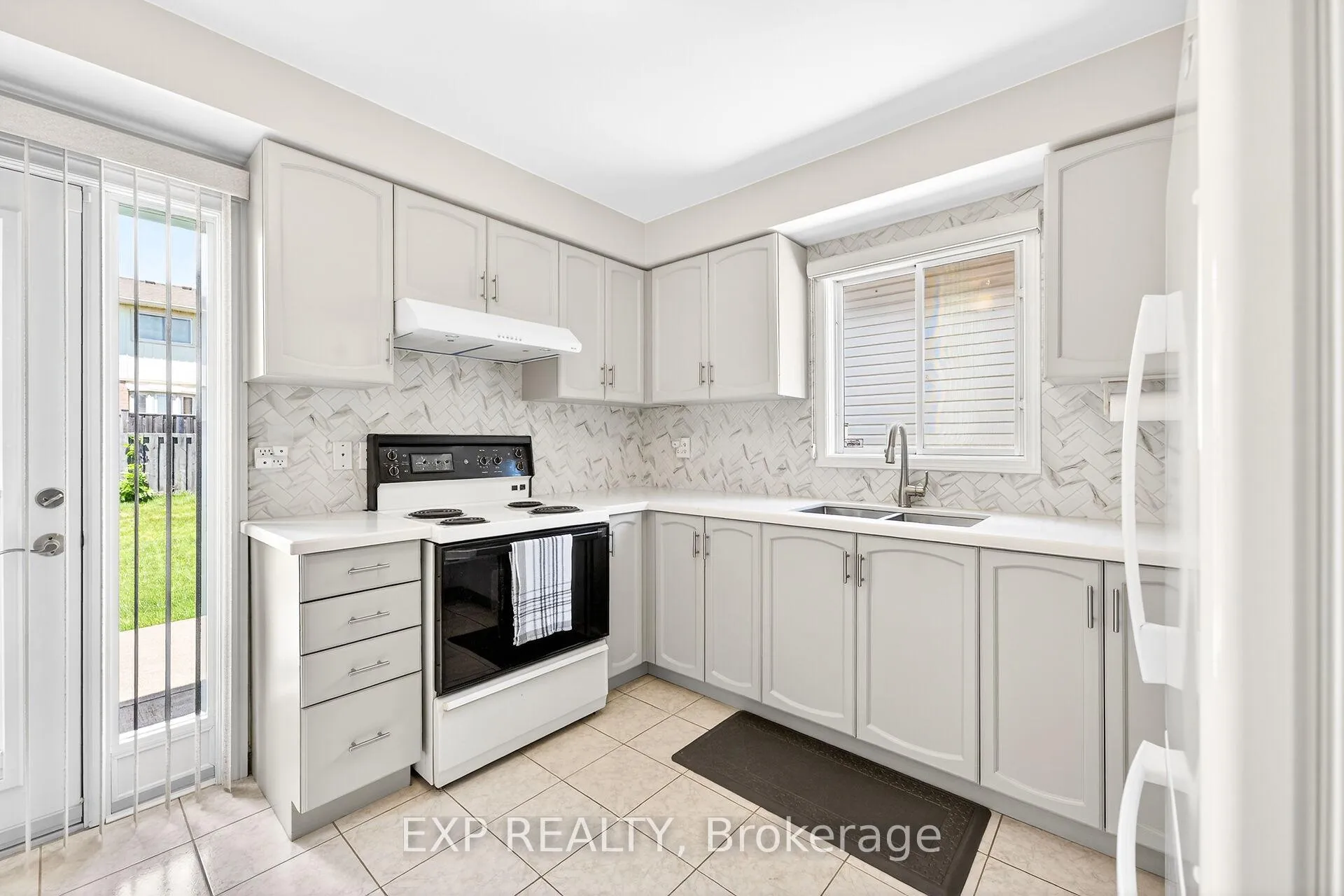Photo 10 of 45 Ossington Drive, Hamilton, Broughton — HOMEH