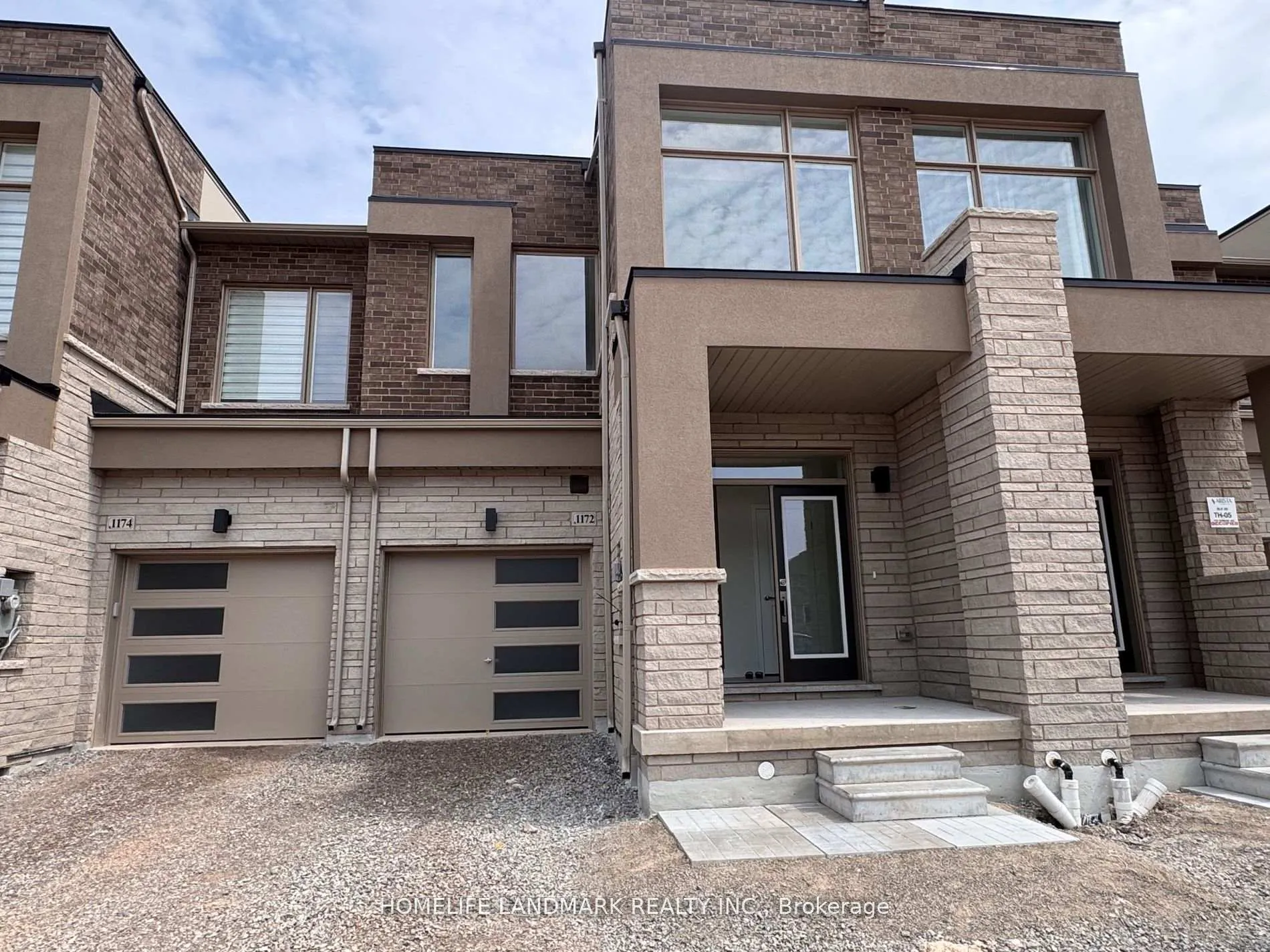 Front of 1172 Tanbark Avenue