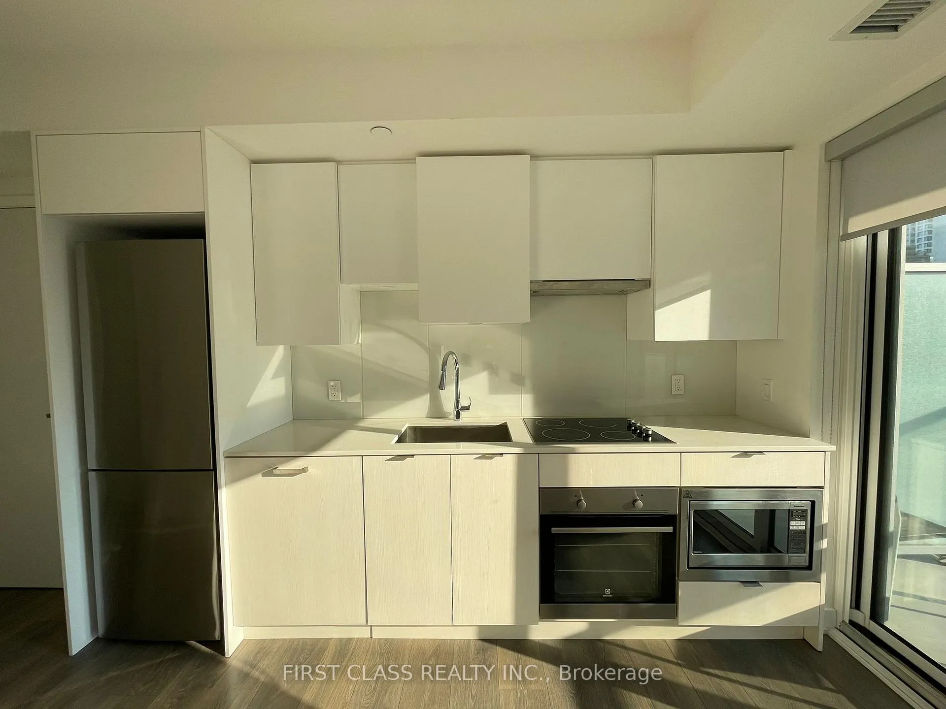 Photo 3 of Unit 810, 99 Broadway Avenue, Toronto, Mount Pleasant West — HOMEH