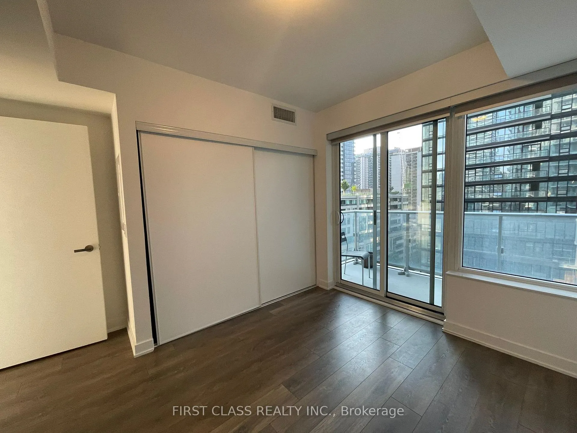 Photo 6 of Unit 810, 99 Broadway Avenue, Toronto, Mount Pleasant West — HOMEH