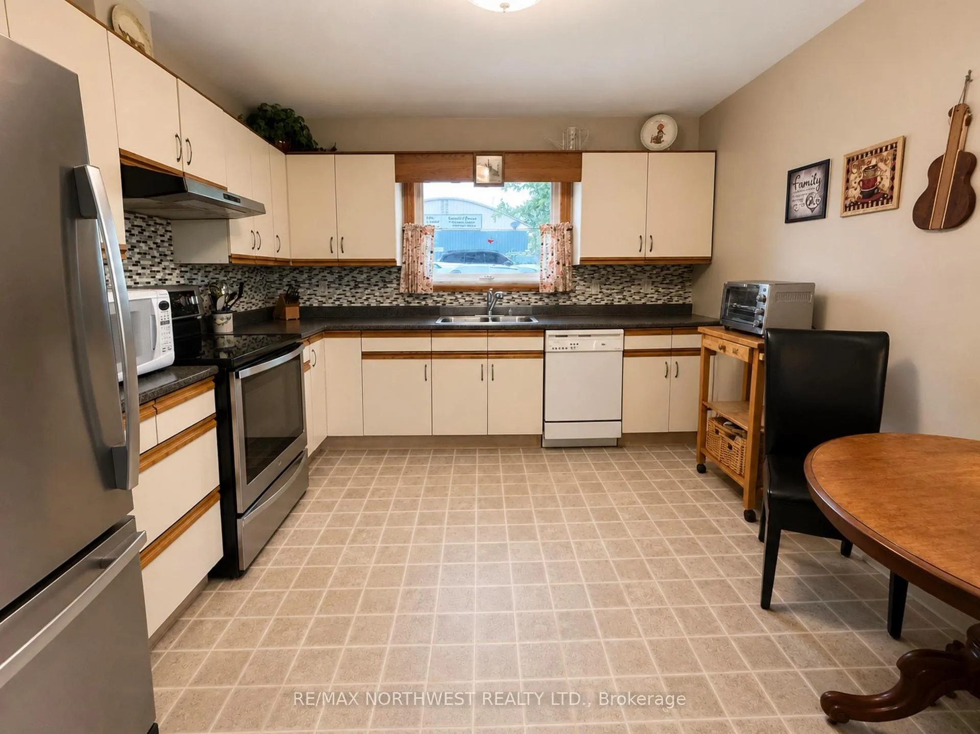 Photo 2 of 913 Park Street, Kenora, Central — HOMEH