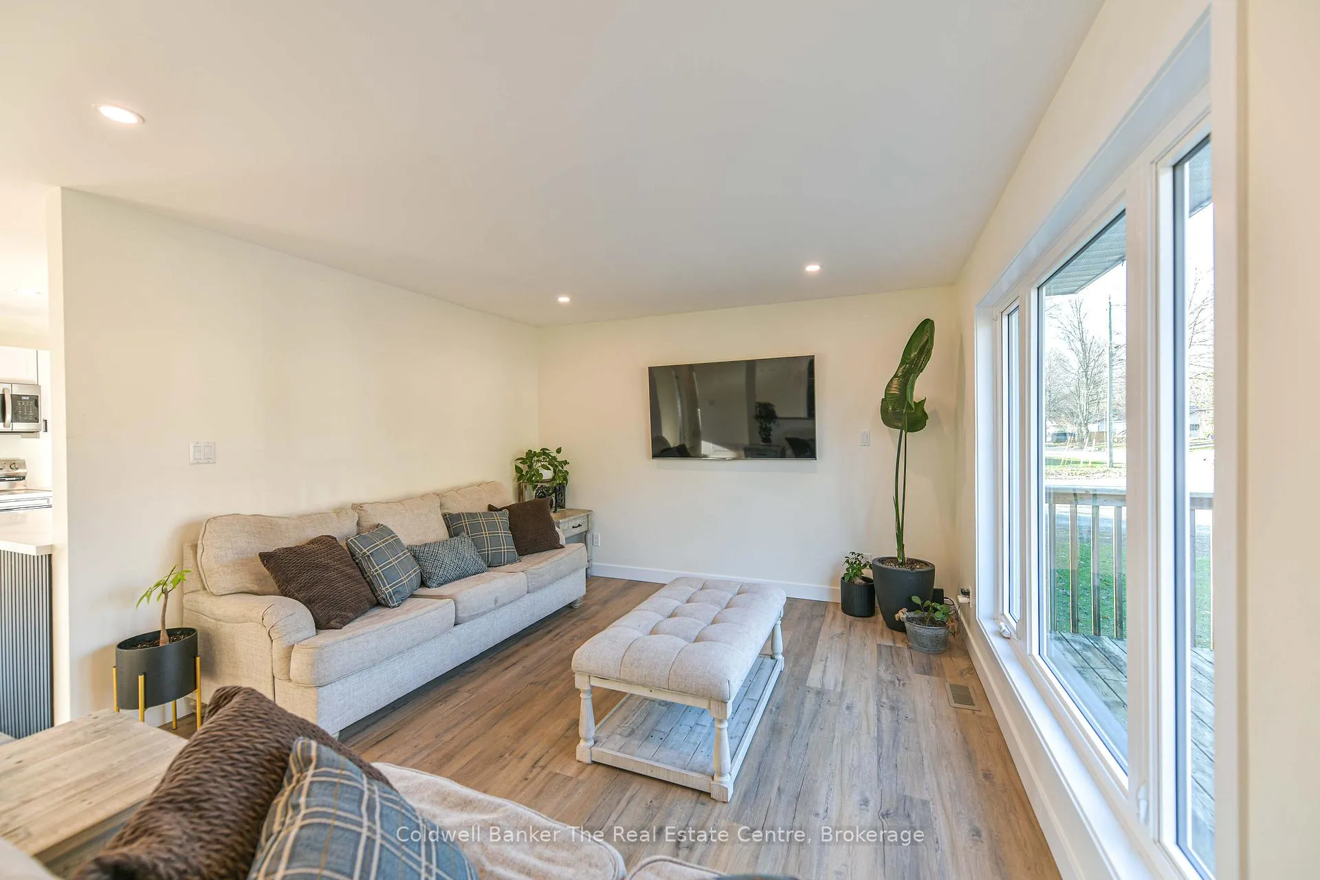 Photo 3 of 355 Louise Street, Gravenhurst, Muskoka (S) — HOMEH