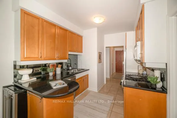 Photo 4 of Unit 117, 9 Boardwalk Drive, Toronto, The Beaches — HOMEH