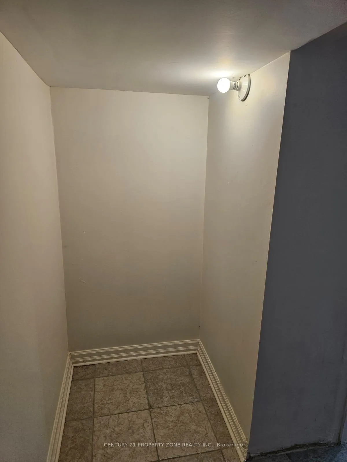 Photo 7 of 11 Chalkfarm Crescent, Brampton, Northwest Sandalwood Parkway — HOMEH