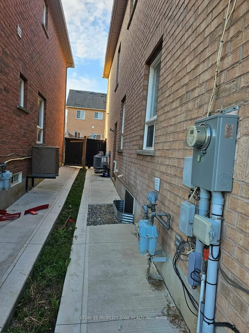 Photo 9 of 11 Chalkfarm Crescent, Brampton, Northwest Sandalwood Parkway — HOMEH