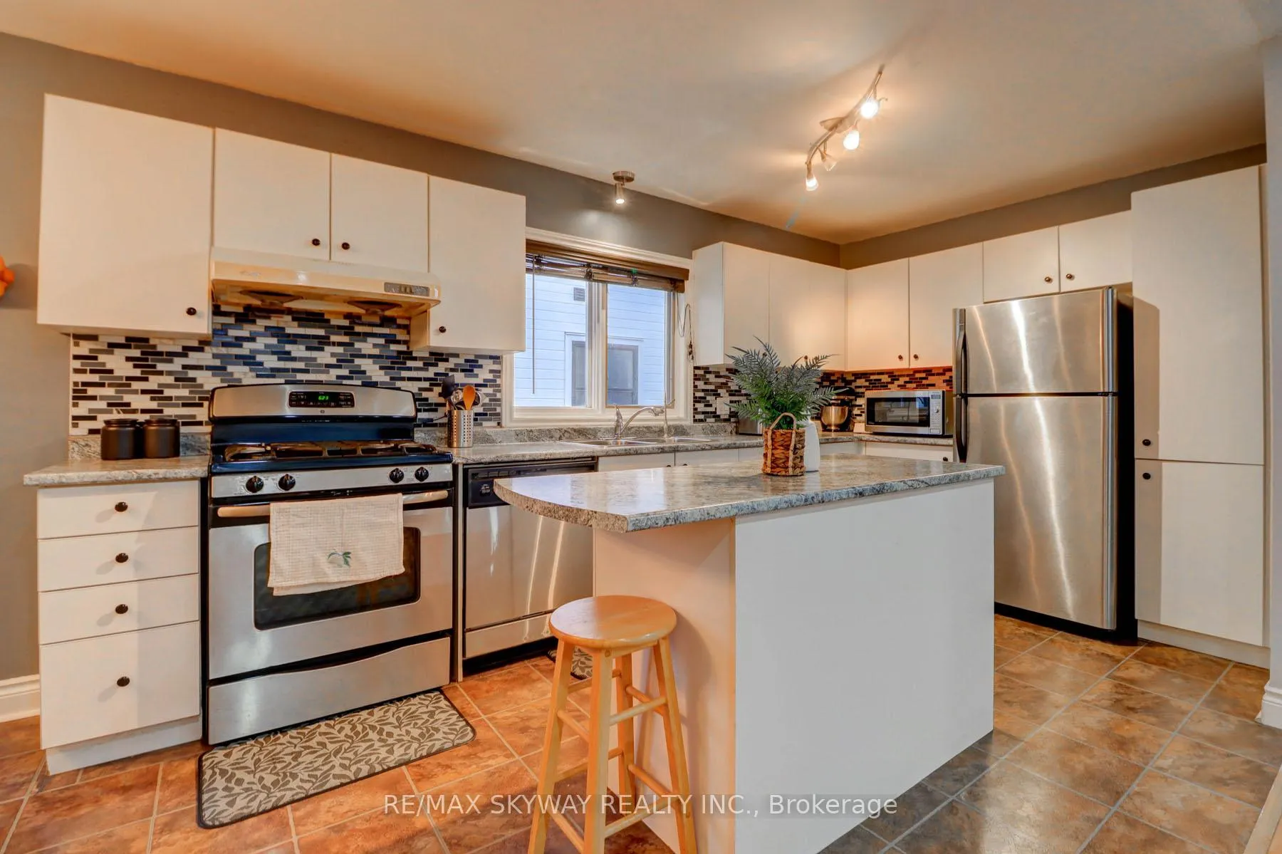 Photo 7 of 282B Brock Street W, Uxbridge — HOMEH