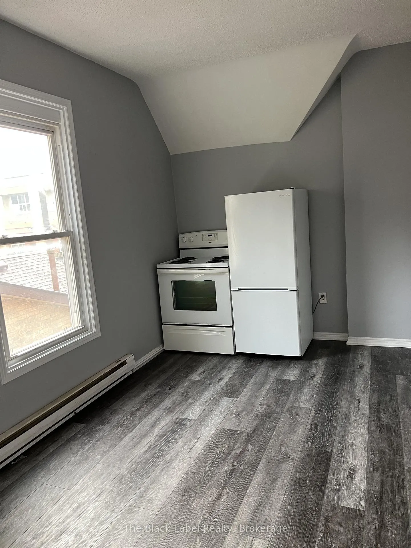 Photo 3 of Unit Upper Level, 294 Park Avenue, Brantford, East Ward — HOMEH
