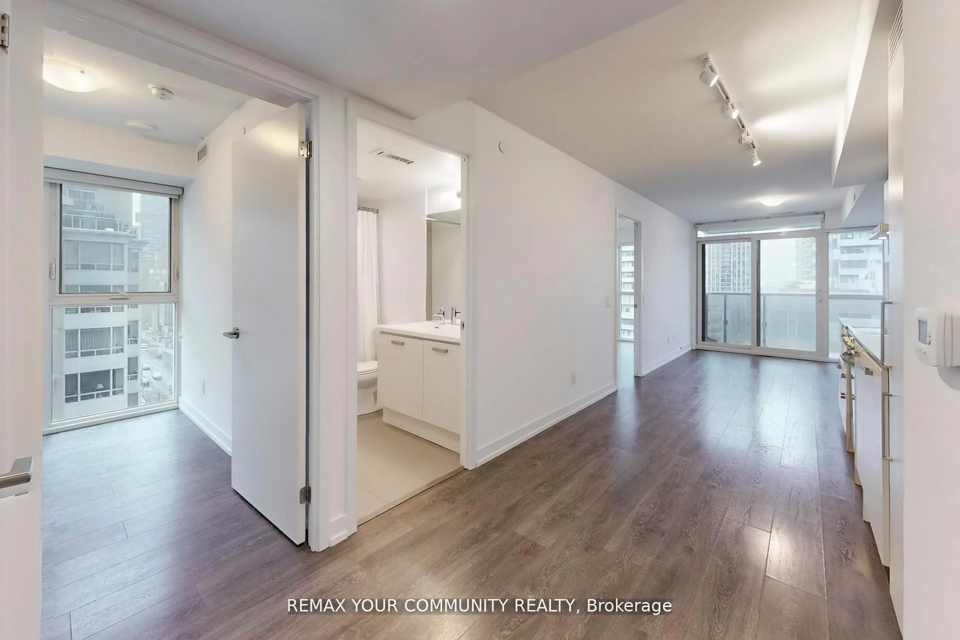 Photo 6 of Unit 1005, 125 Redpath Avenue, Toronto, Mount Pleasant East — HOMEH