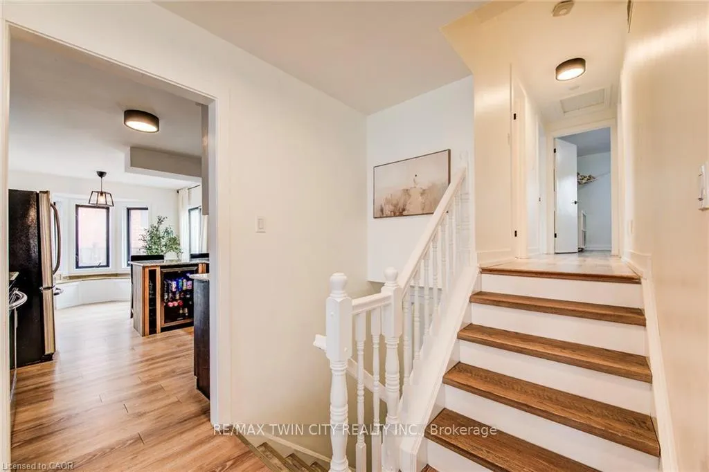 Photo 13 of 43 Southview Crescent, Cambridge, Christopher-Champlain — HOMEH