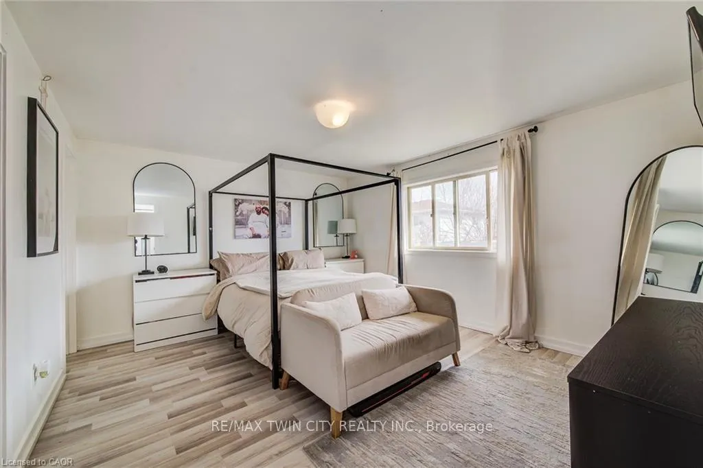 Photo 21 of 43 Southview Crescent, Cambridge, Christopher-Champlain — HOMEH