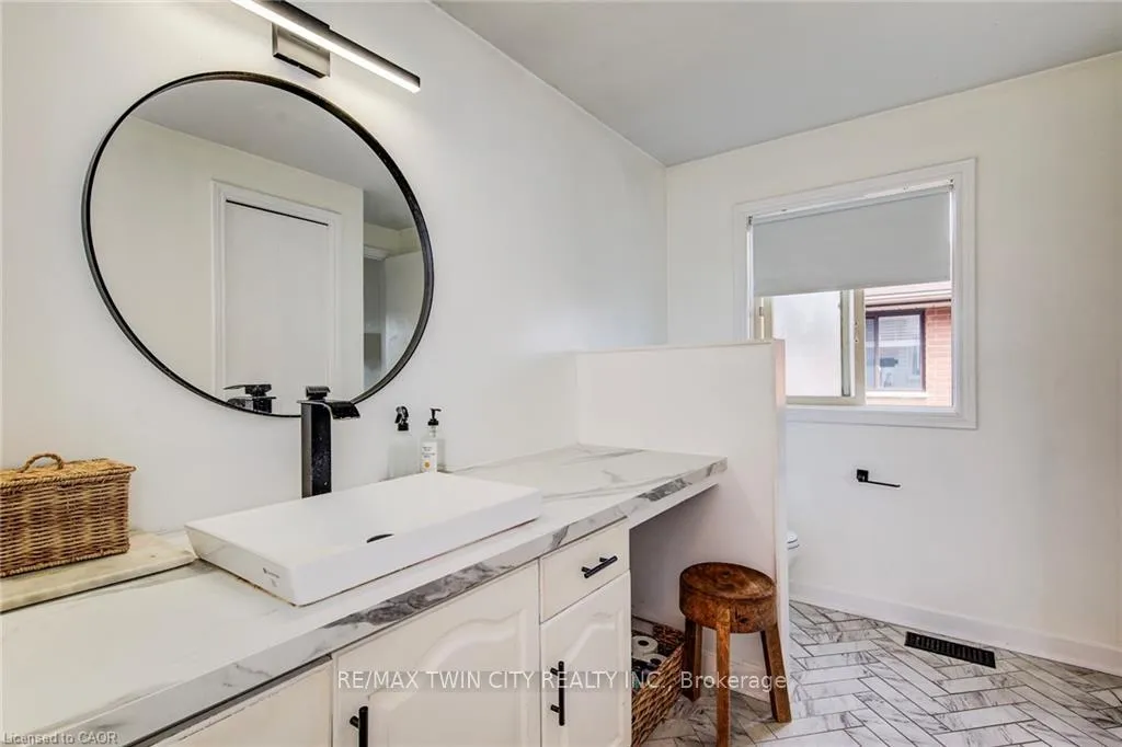 Photo 23 of 43 Southview Crescent, Cambridge, Christopher-Champlain — HOMEH
