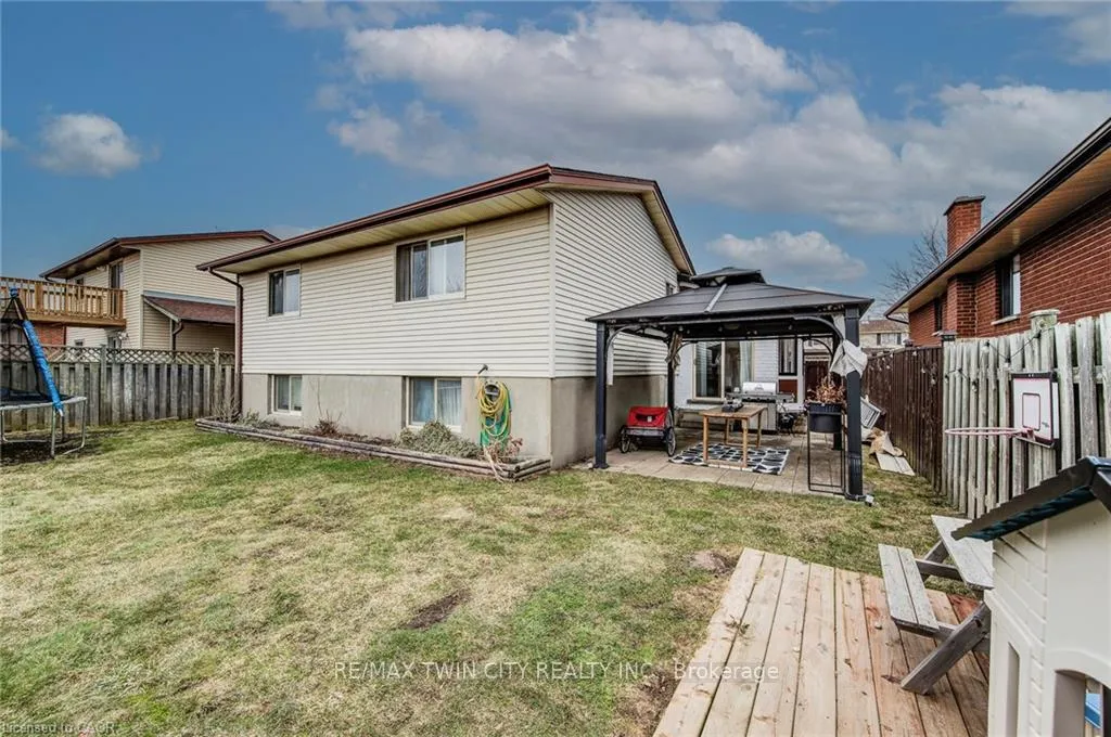 Photo 31 of 43 Southview Crescent, Cambridge, Christopher-Champlain — HOMEH