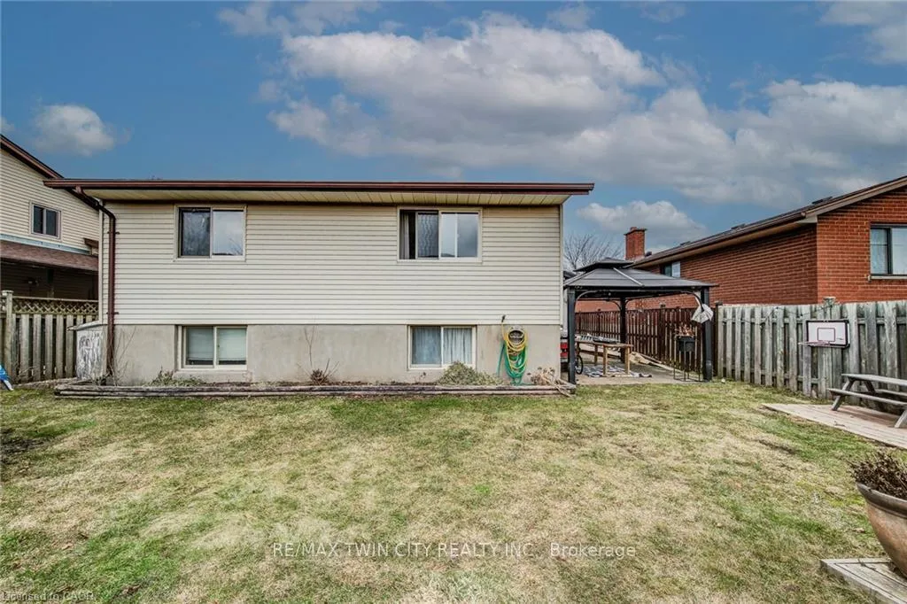 Photo 32 of 43 Southview Crescent, Cambridge, Christopher-Champlain — HOMEH