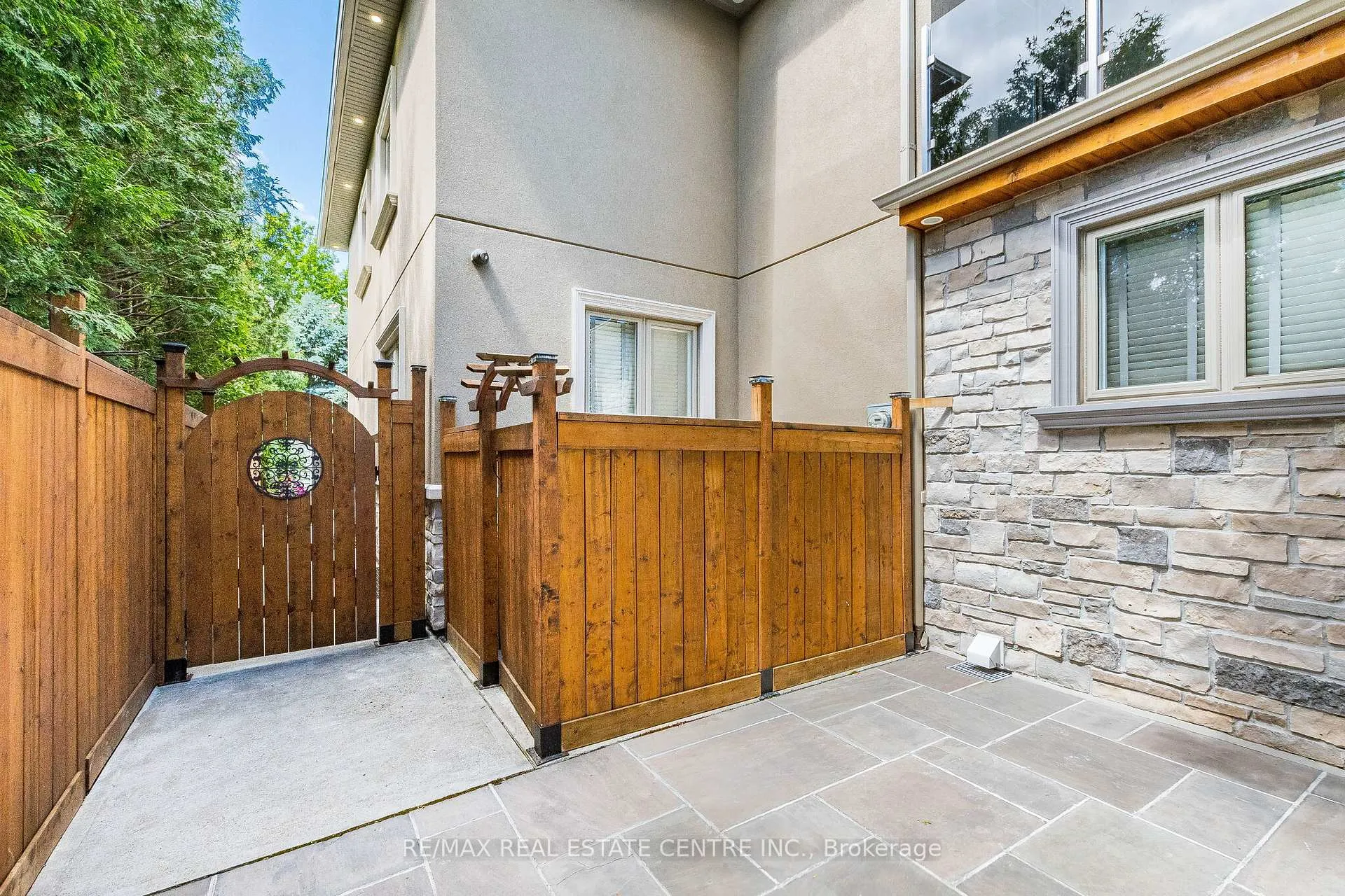 Photo 2 of 680 Bookham Crescent NW, Mississauga, Rathwood — HOMEH