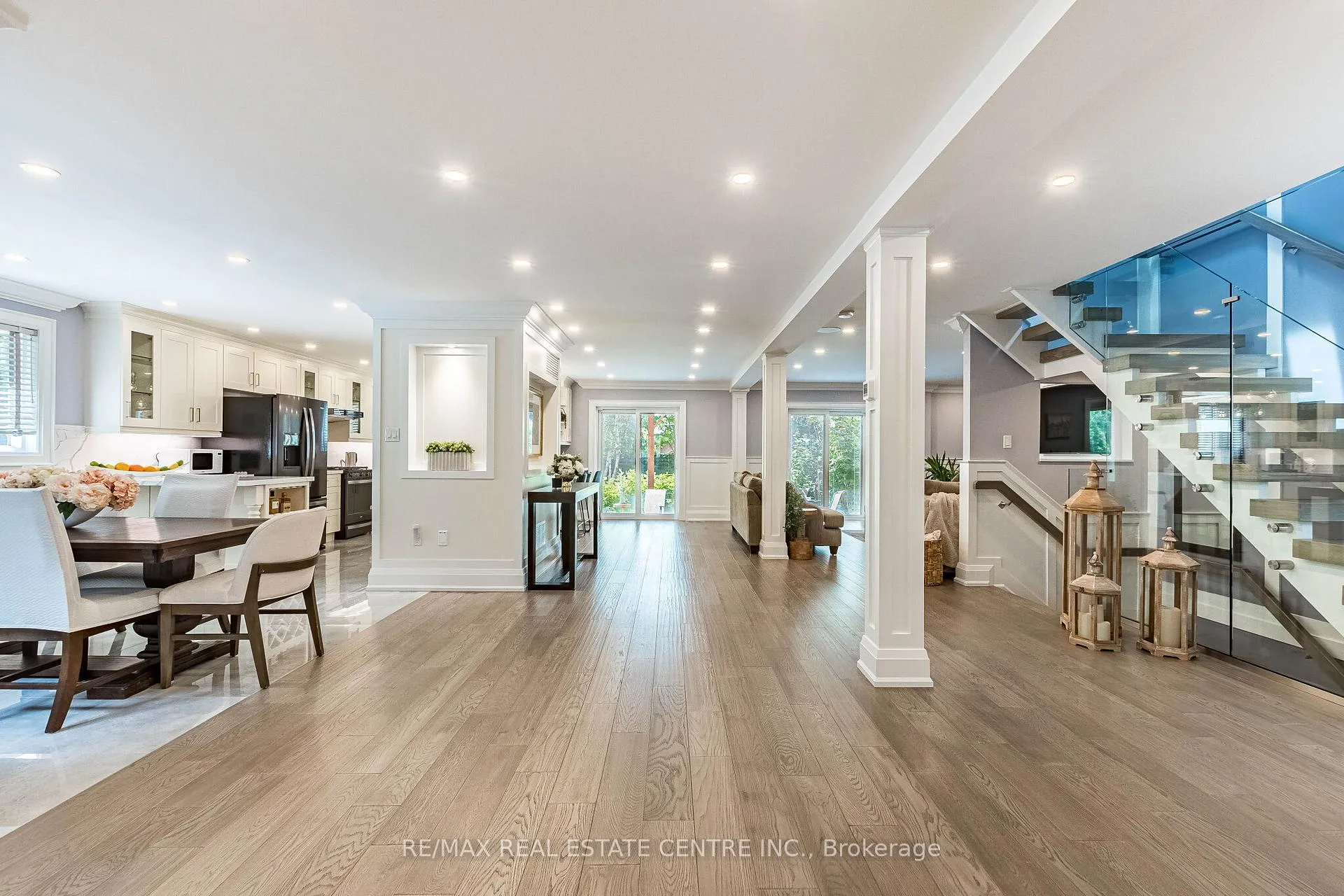 Photo 4 of 680 Bookham Crescent NW, Mississauga, Rathwood — HOMEH