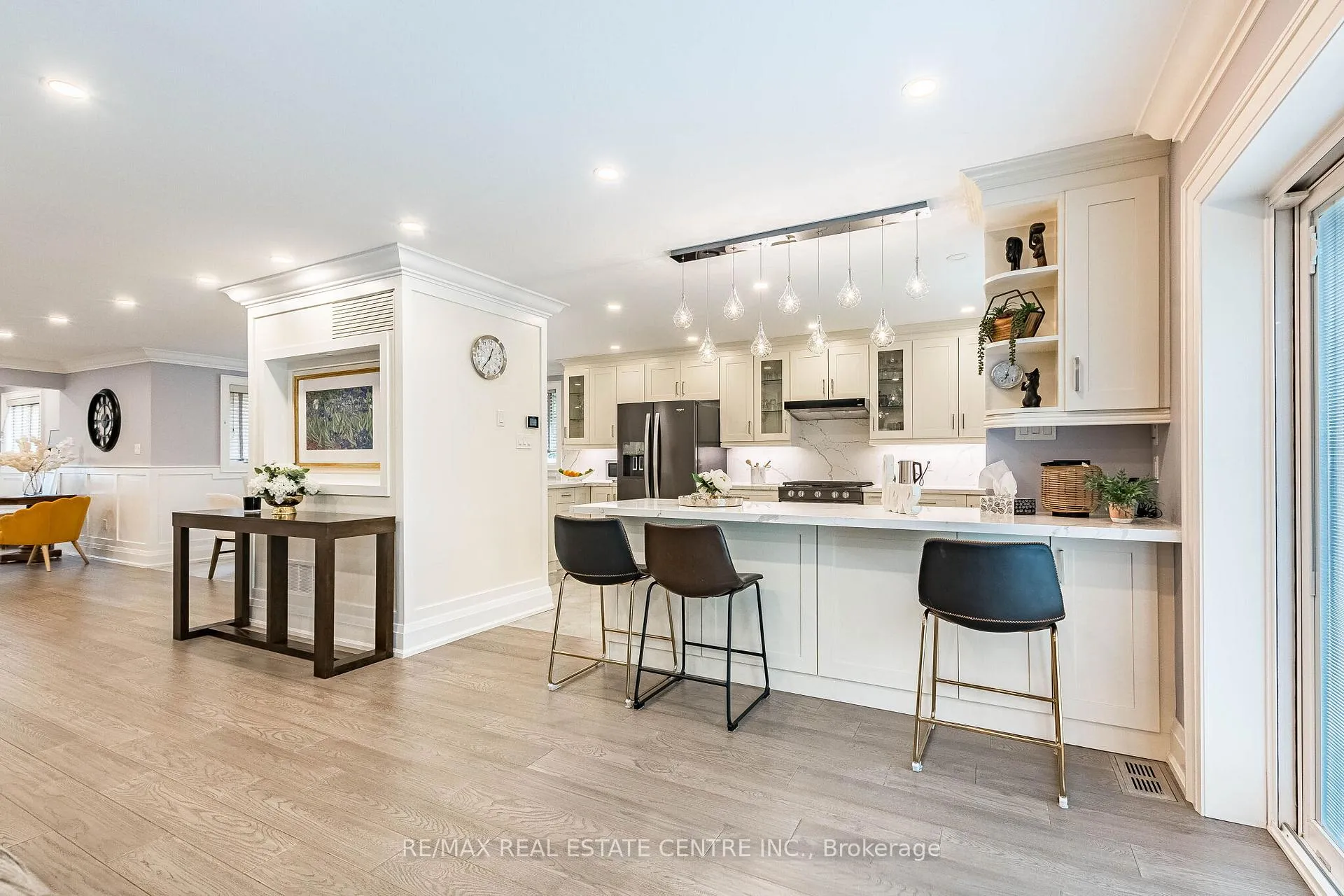 Photo 7 of 680 Bookham Crescent NW, Mississauga, Rathwood — HOMEH
