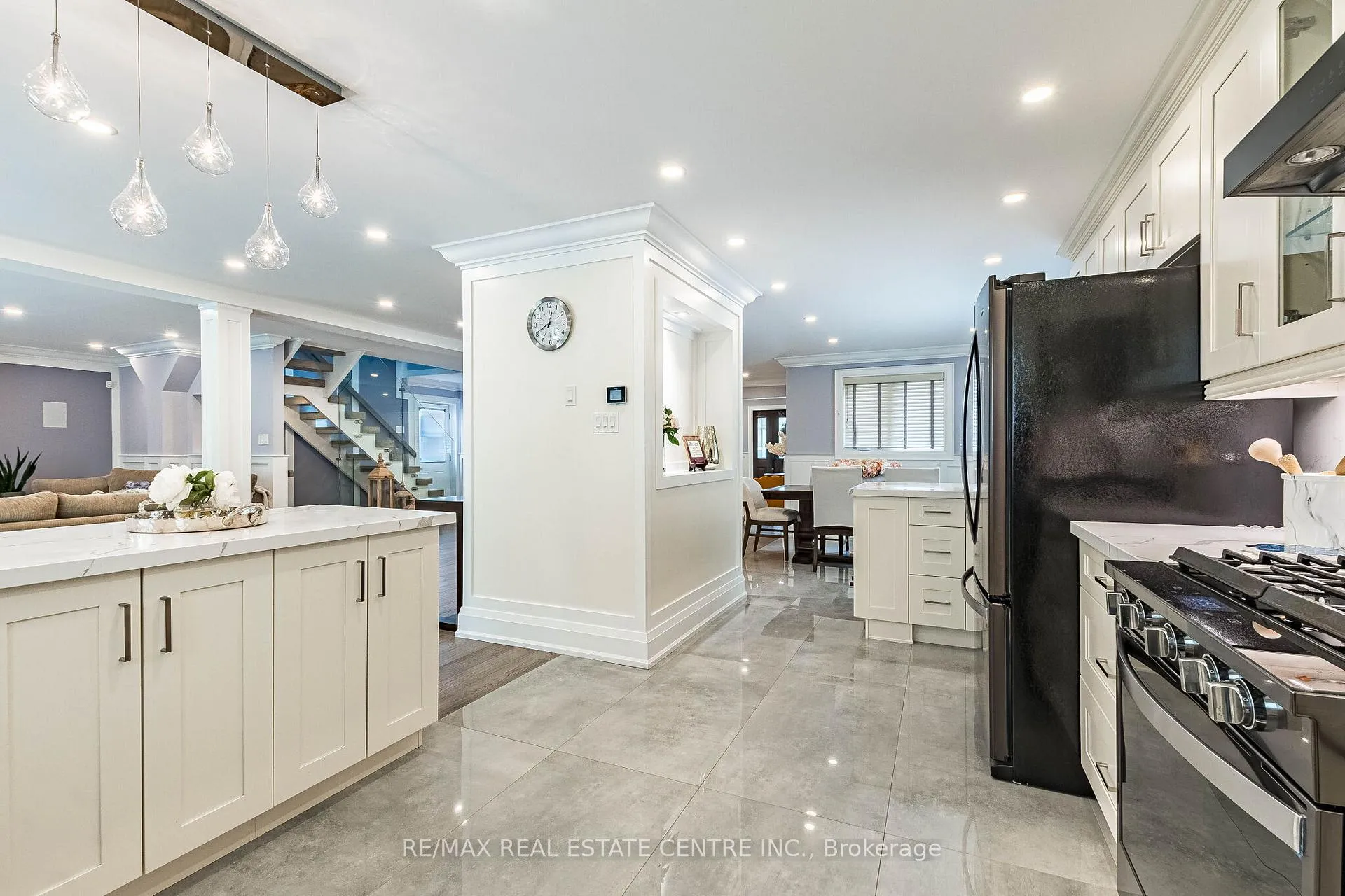 Photo 9 of 680 Bookham Crescent NW, Mississauga, Rathwood — HOMEH