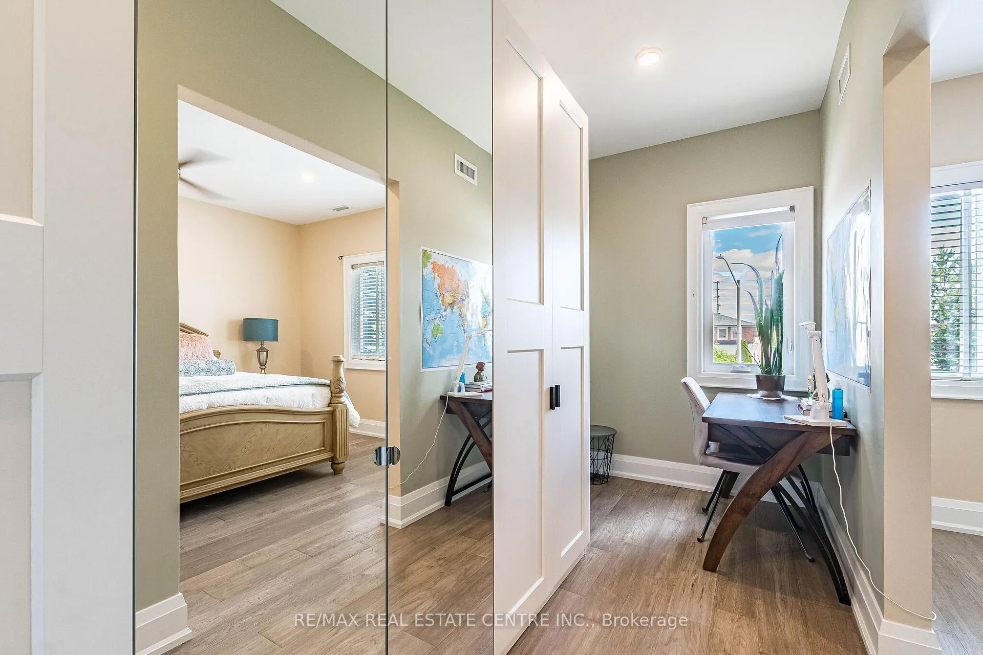 Photo 18 of 680 Bookham Crescent NW, Mississauga, Rathwood — HOMEH