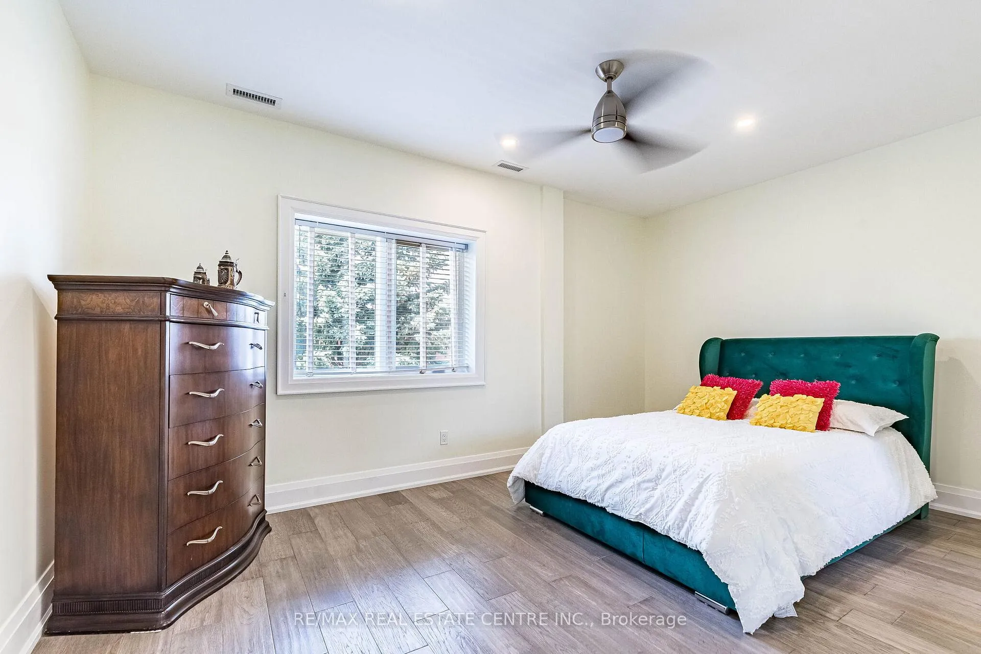 Photo 32 of 680 Bookham Crescent NW, Mississauga, Rathwood — HOMEH