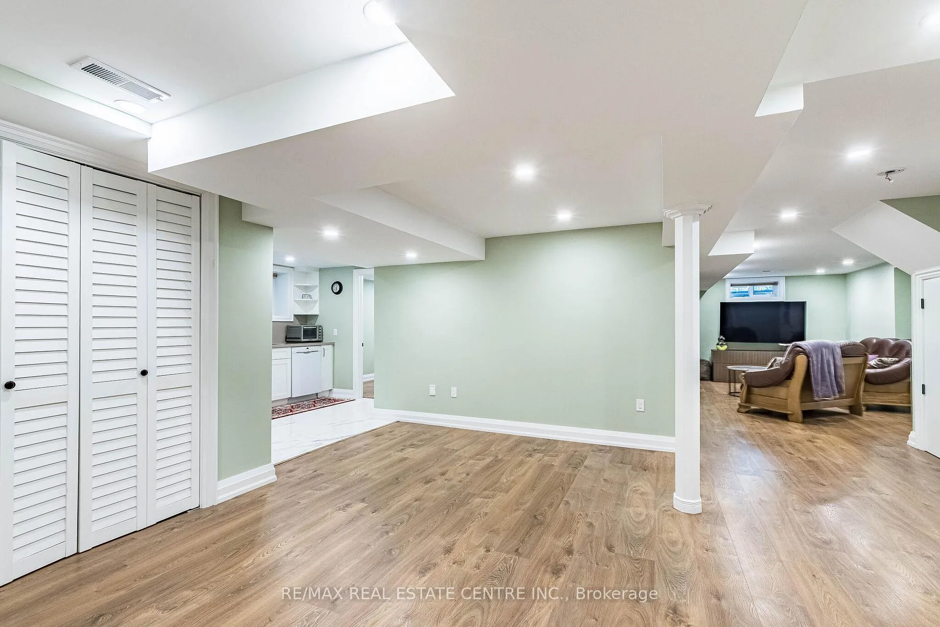 Photo 38 of 680 Bookham Crescent NW, Mississauga, Rathwood — HOMEH