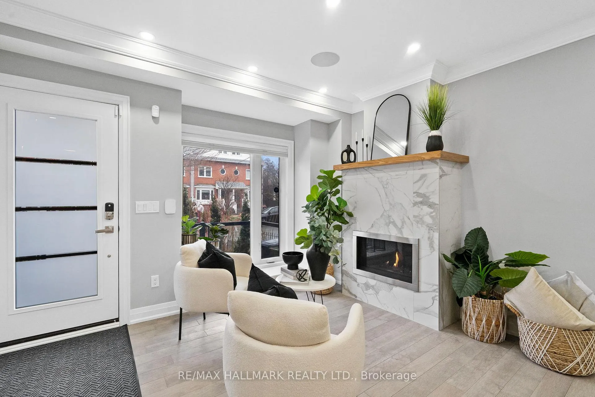 Photo 4 of 394 Main Street, Toronto, Woodbine-Lumsden — HOMEH