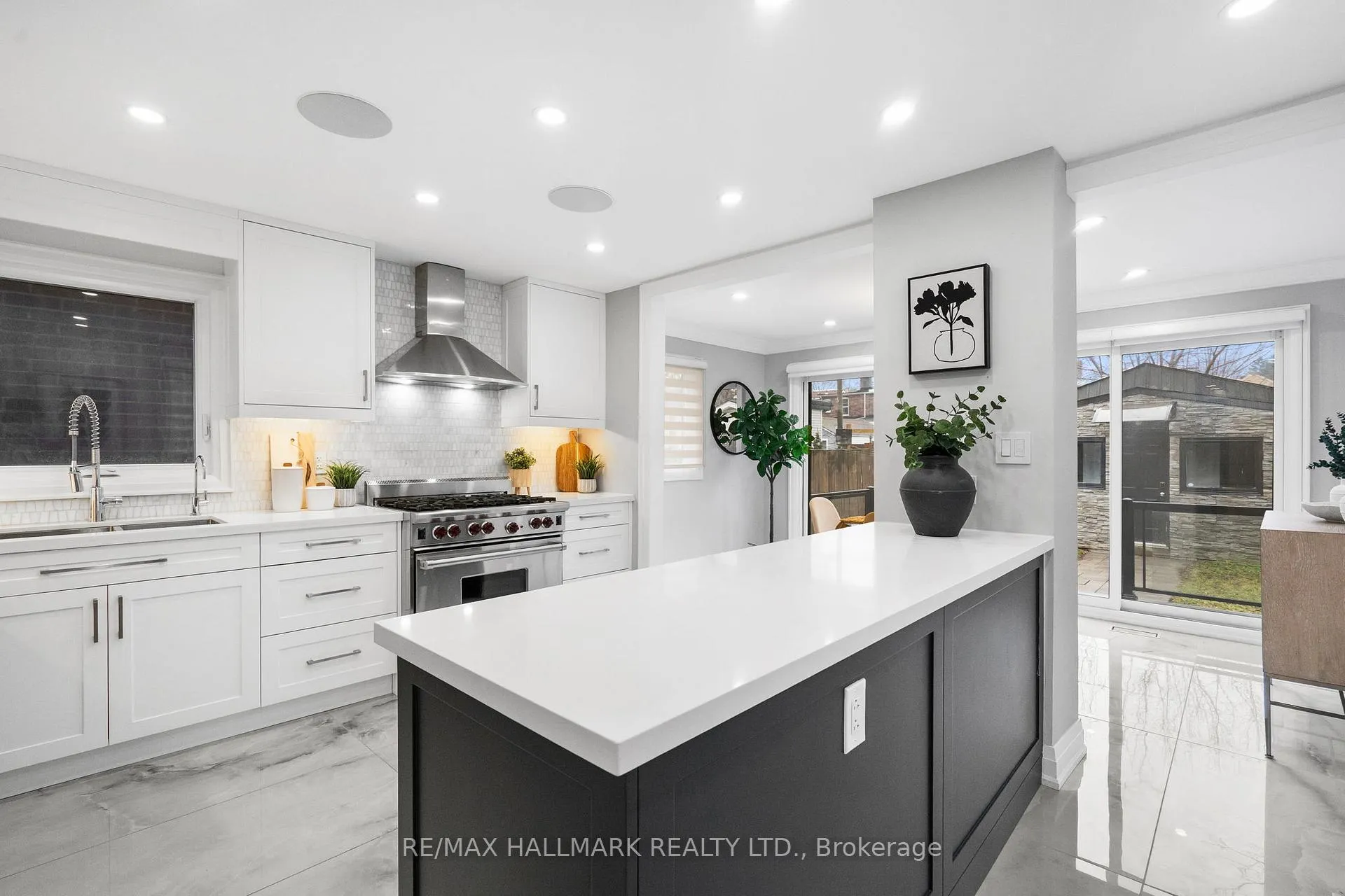 Photo 5 of 394 Main Street, Toronto, Woodbine-Lumsden — HOMEH