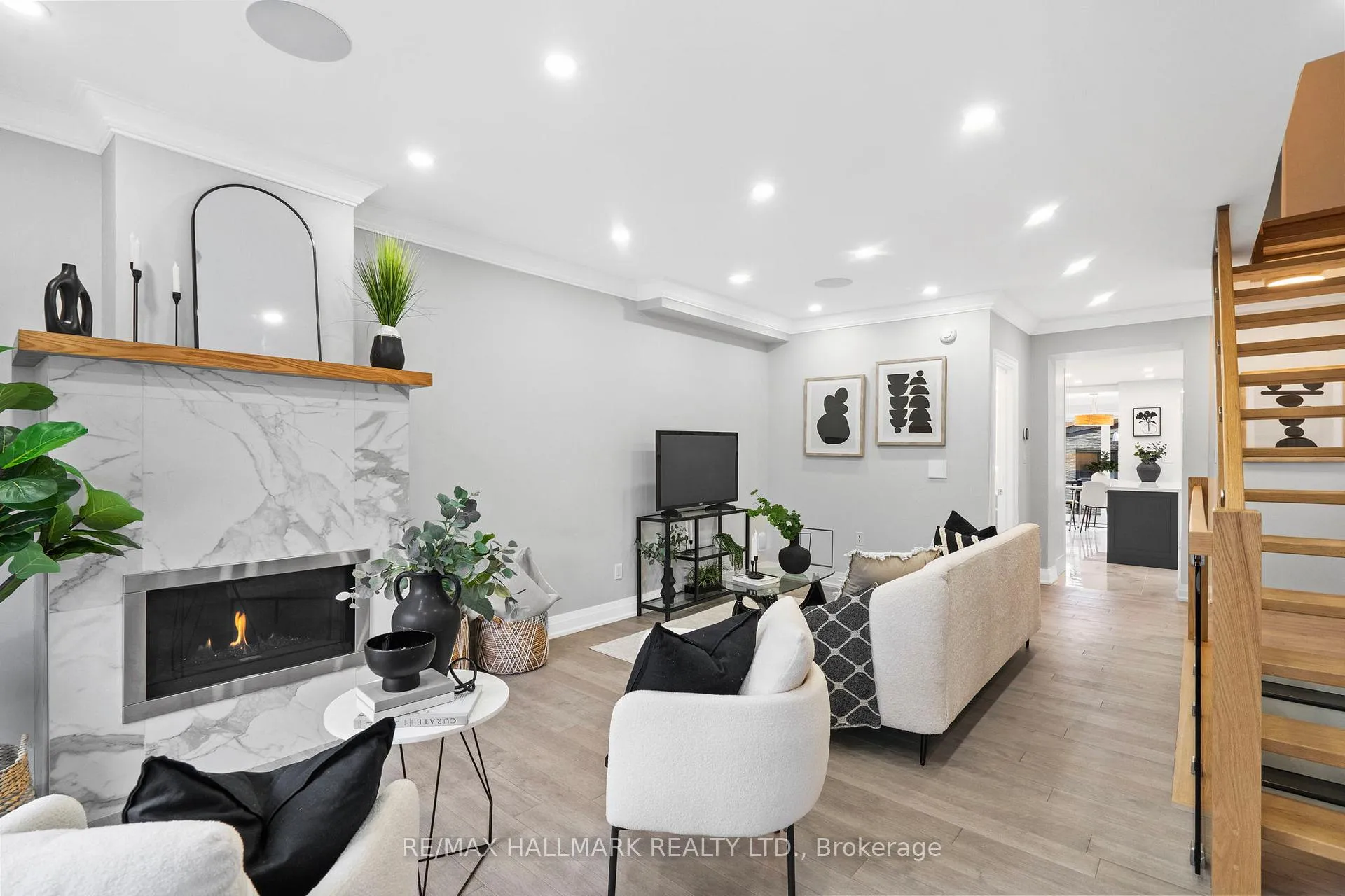 Photo 14 of 394 Main Street, Toronto, Woodbine-Lumsden — HOMEH