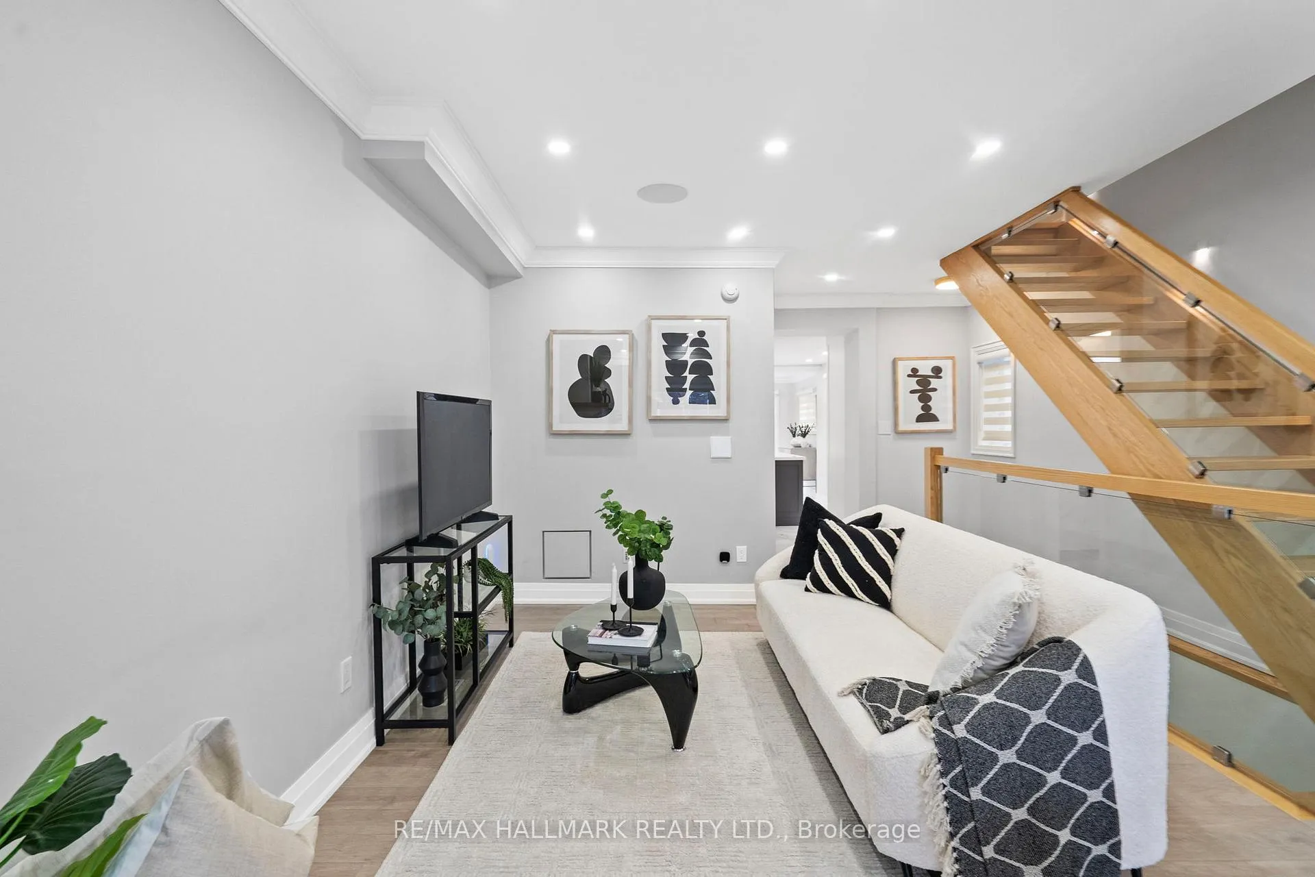 Photo 17 of 394 Main Street, Toronto, Woodbine-Lumsden — HOMEH