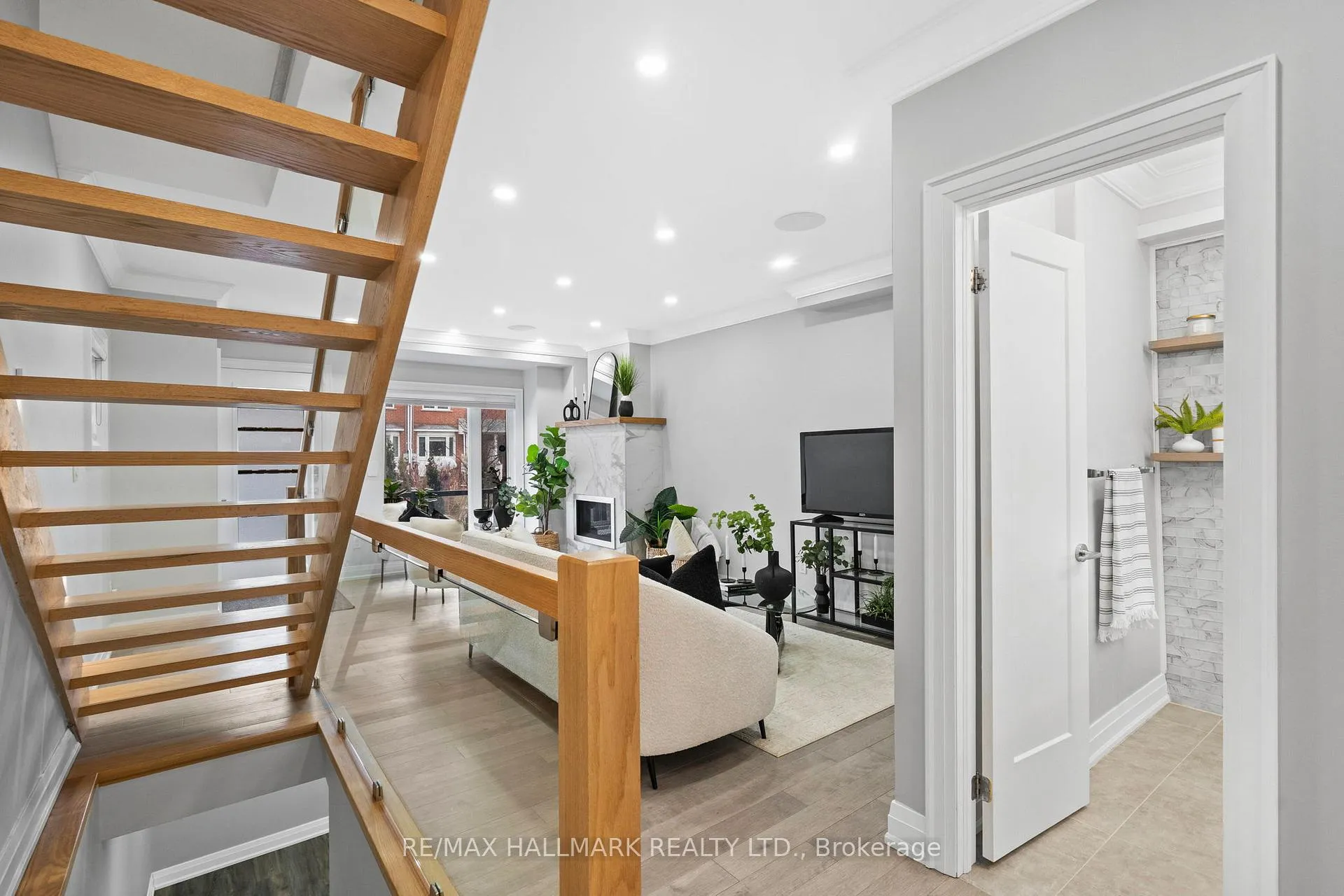 Photo 20 of 394 Main Street, Toronto, Woodbine-Lumsden — HOMEH