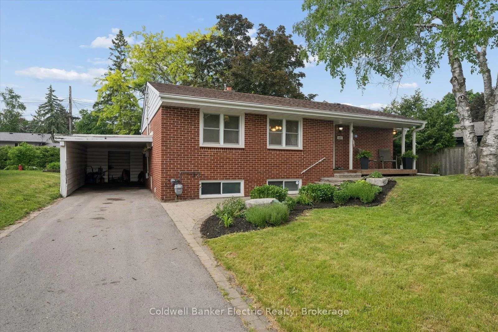 Photo 3 of 1497 Mayfair Avenue, Peterborough, Monaghan Ward 2 — HOMEH