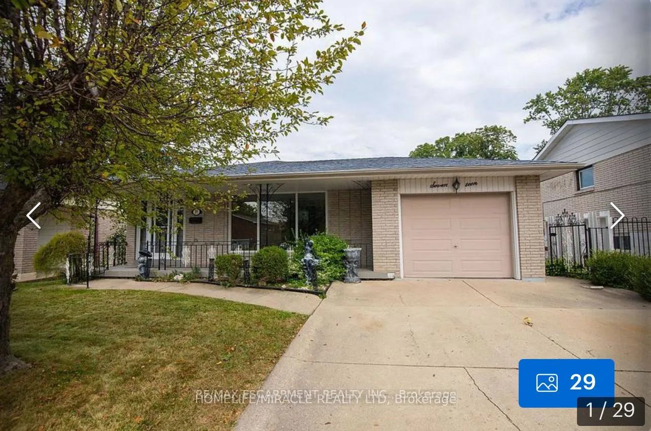 Front of 17 Ashwood Court N