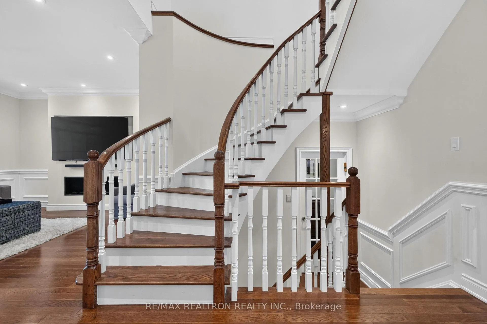 Photo 9 of 189 Cook's Mill Crescent, Vaughan, Patterson — HOMEH