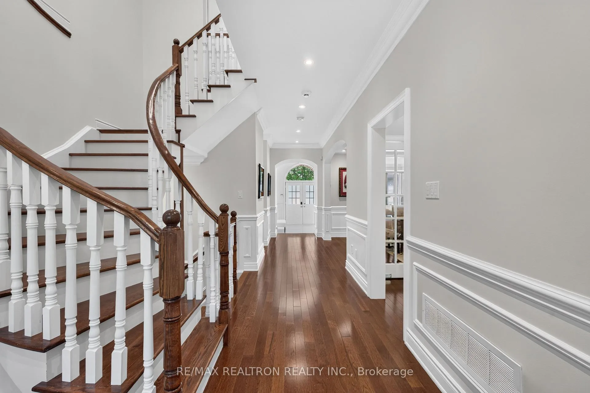 Photo 10 of 189 Cook's Mill Crescent, Vaughan, Patterson — HOMEH