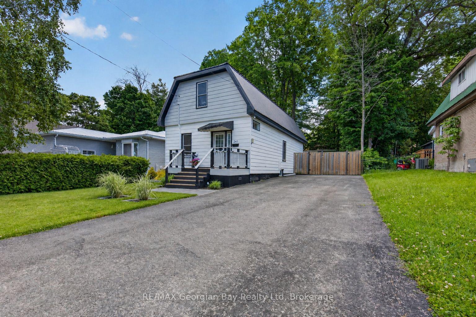 Photo 2 of 241 Donalda Street, Midland — HOMEH