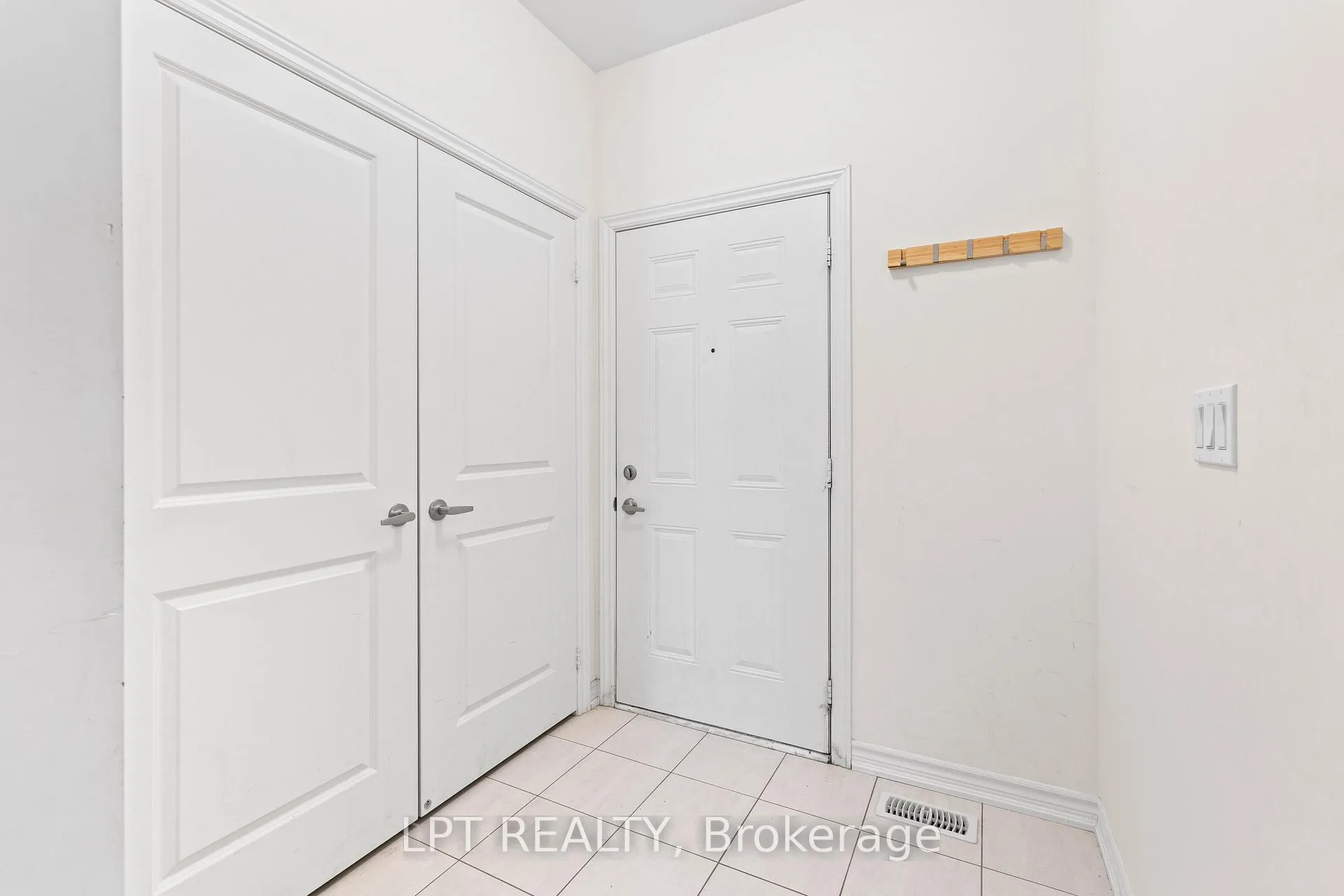 Photo 6 of Unit TH05, 110 Grew Boulevard, Georgina, Sutton & Jackson's Point — HOMEH