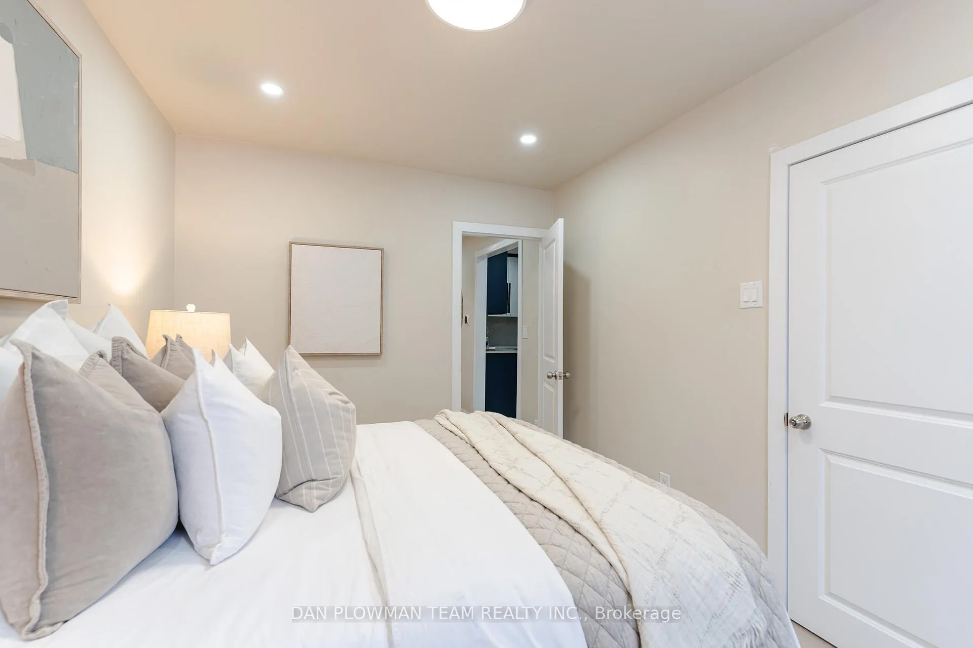 Photo 14 of 752 Douglas Street, Oshawa, Lakeview — HOMEH