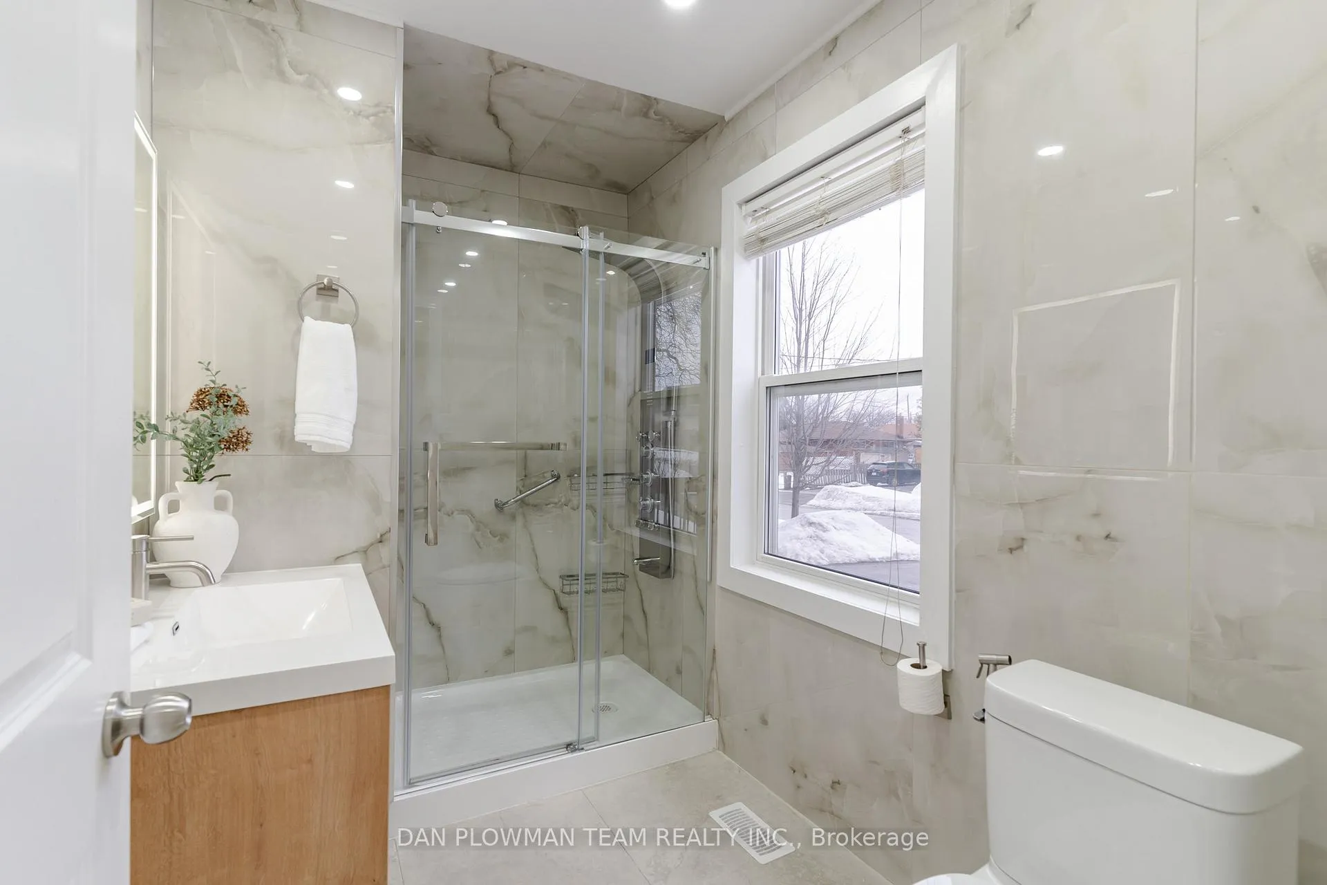 Photo 15 of 752 Douglas Street, Oshawa, Lakeview — HOMEH