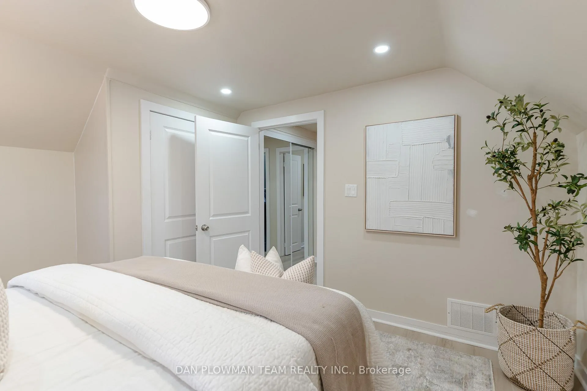 Photo 17 of 752 Douglas Street, Oshawa, Lakeview — HOMEH