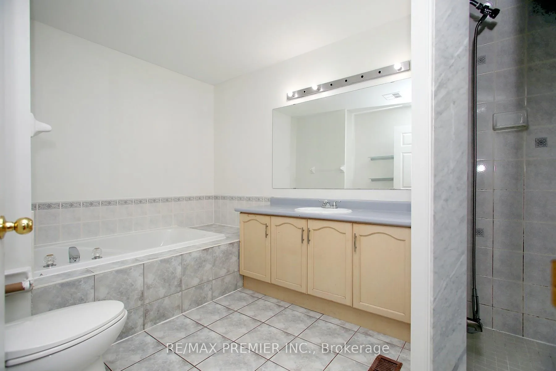 Photo 15 of 205 Equator Crescent, Vaughan, Vellore Village — HOMEH