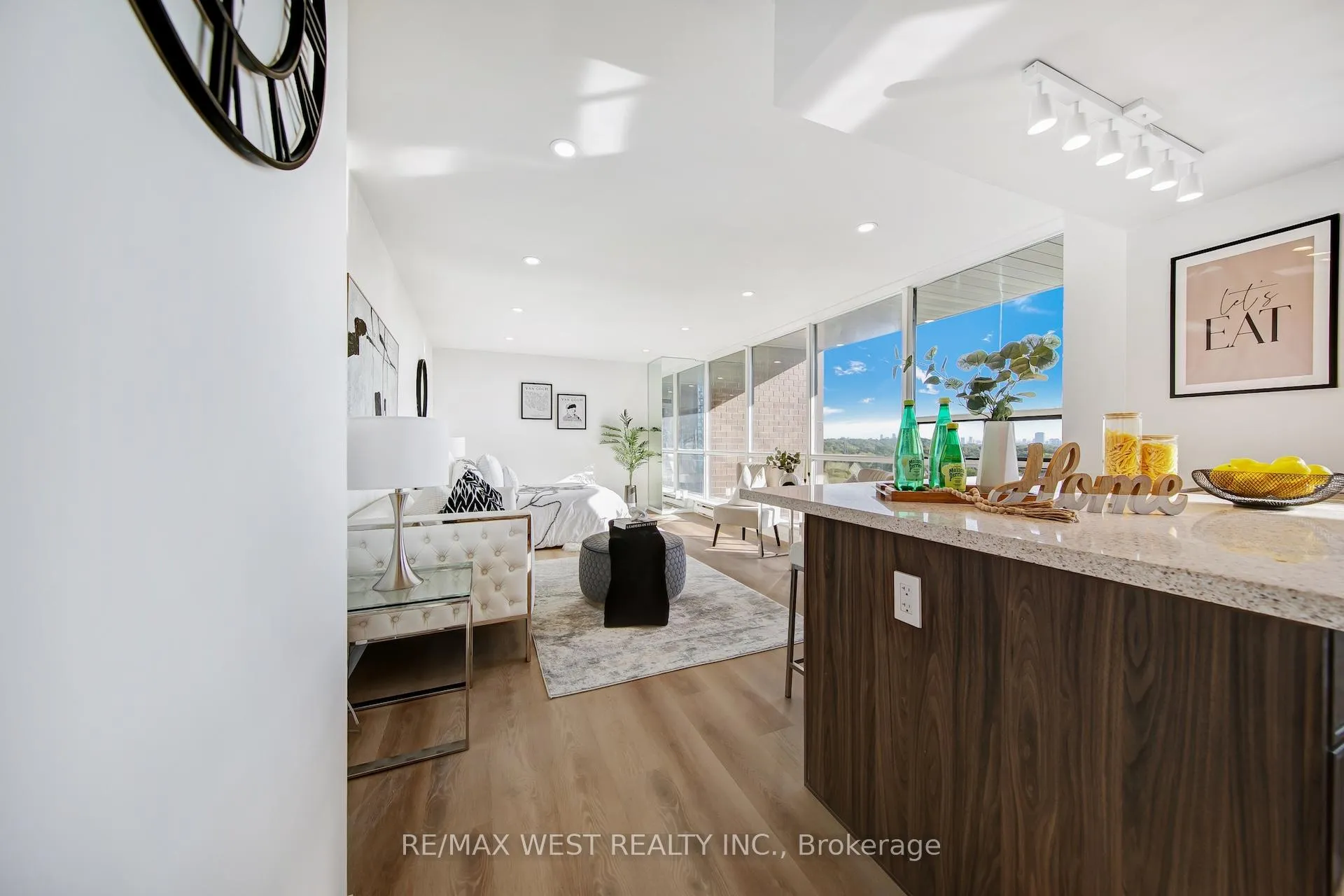 Photo 2 of Unit 1202, 914 Yonge Street, Toronto, The Annex — HOMEH