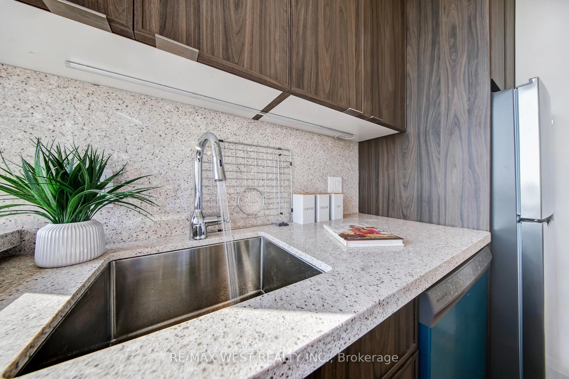 Photo 4 of Unit 1202, 914 Yonge Street, Toronto, The Annex — HOMEH