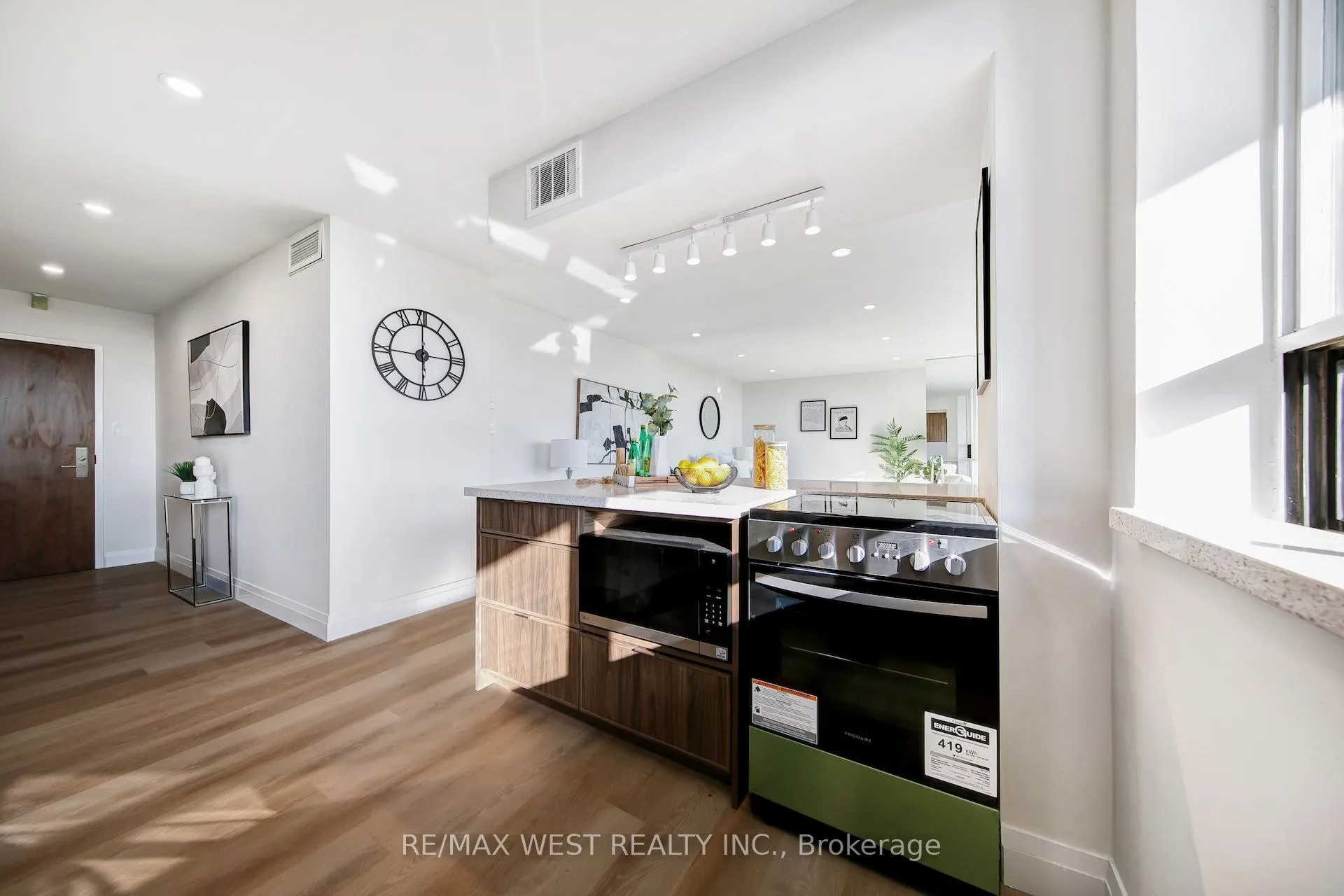 Photo 6 of Unit 1202, 914 Yonge Street, Toronto, The Annex — HOMEH