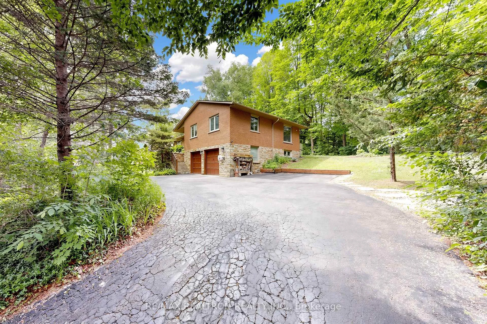 Photo 3 of 250 Kingscross Drive, King, King City — HOMEH