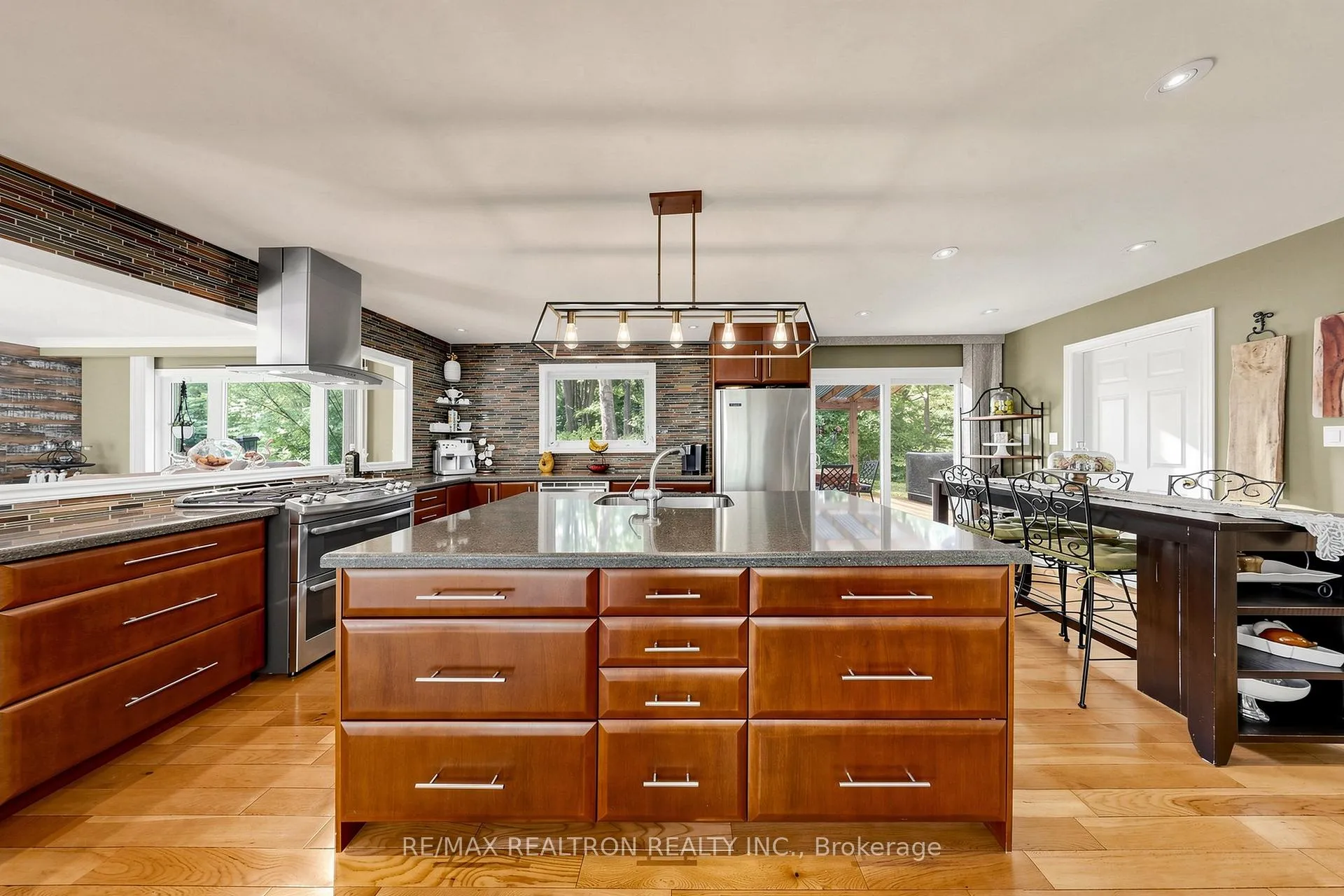 Photo 32 of 250 Kingscross Drive, King, King City — HOMEH