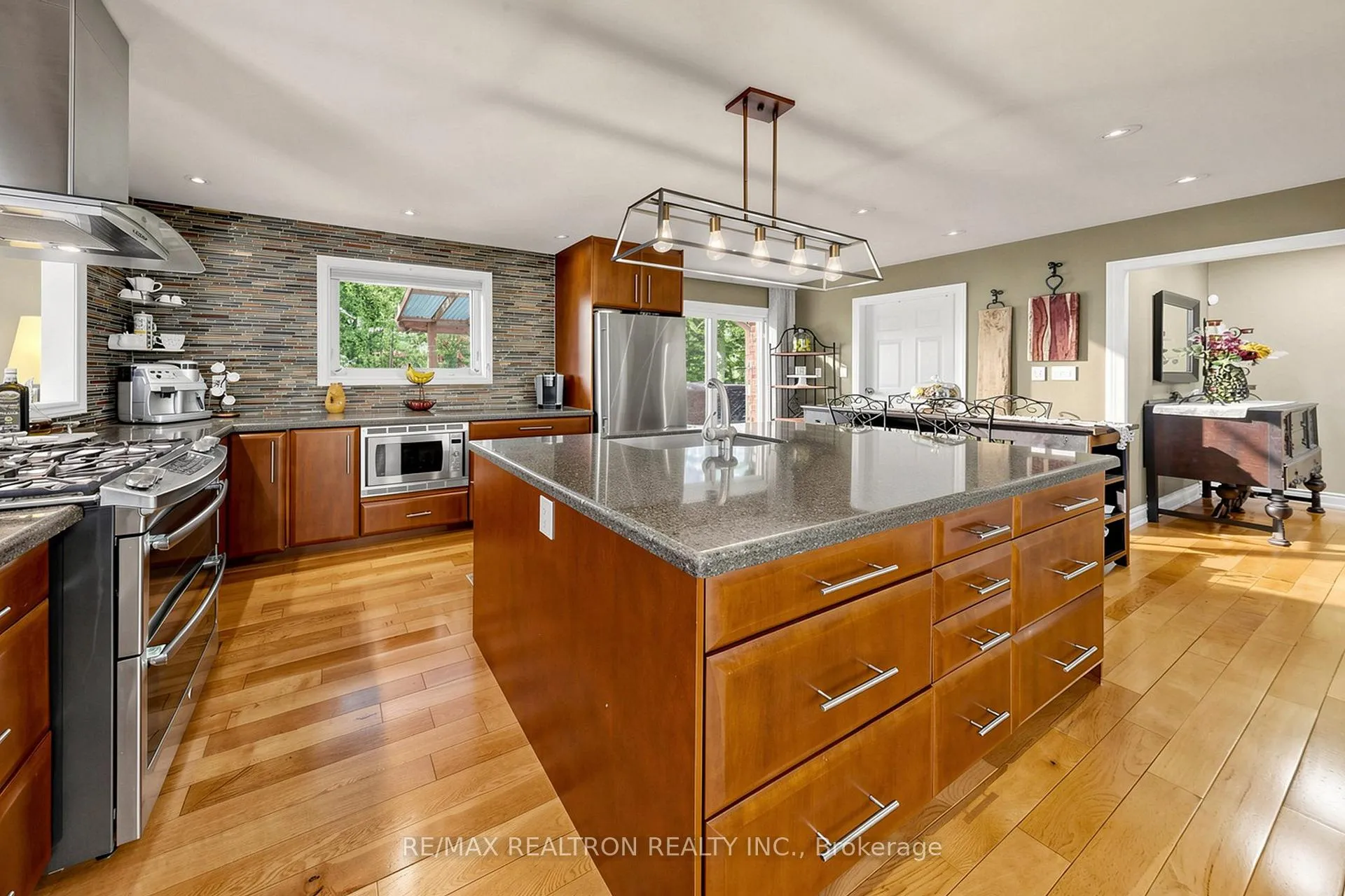Photo 9 of 250 Kingscross Drive, King, King City — HOMEH